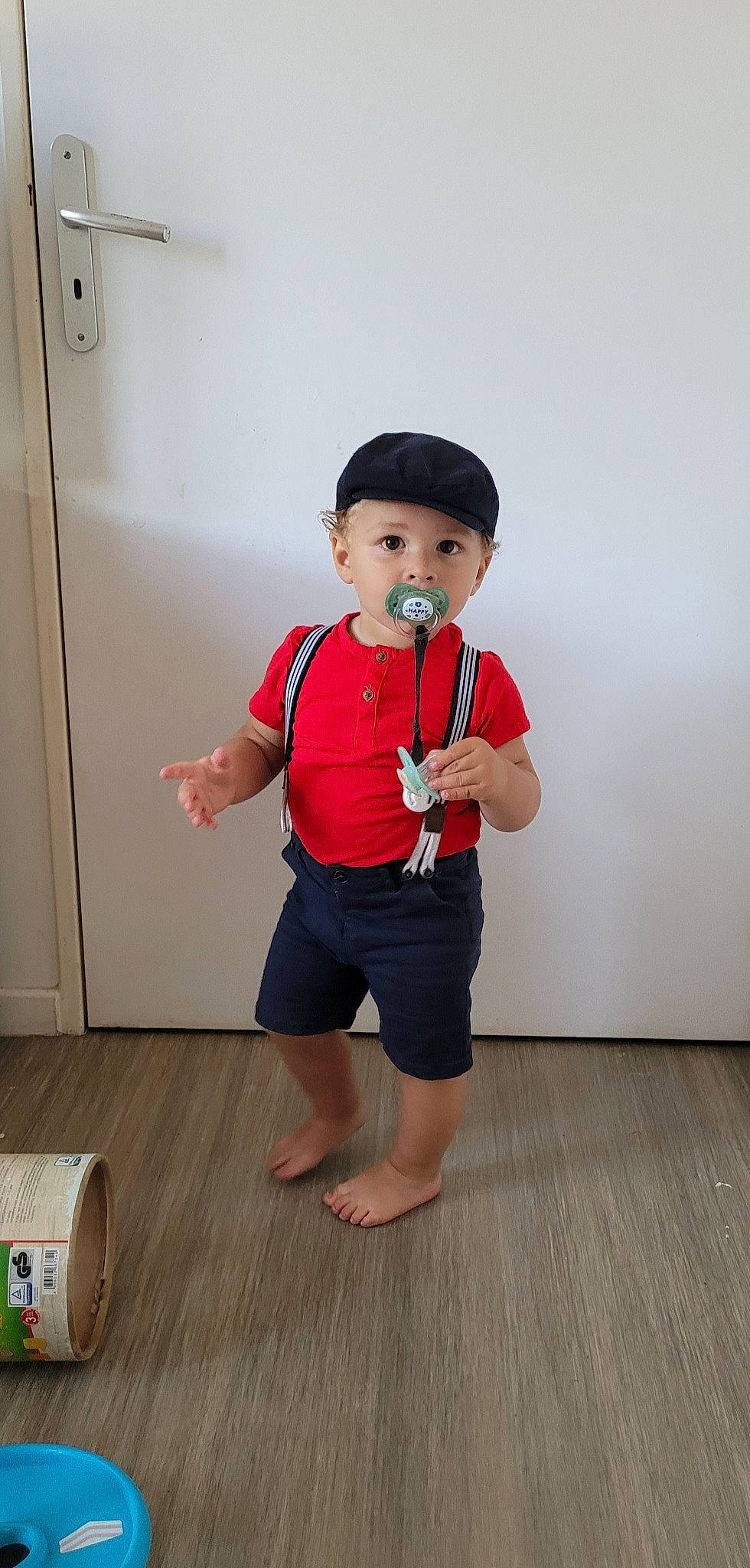 Noham a rejoint le concours — aidez-le/la à gagner de superbes lots ! baby, baby_toddler_clothing, elbow, floor, flooring, fun, hardwood, hat, head, headwear, human_body, knee, laminate_flooring, neck, person, room, shorts, sleeve, t_shirt, toddler