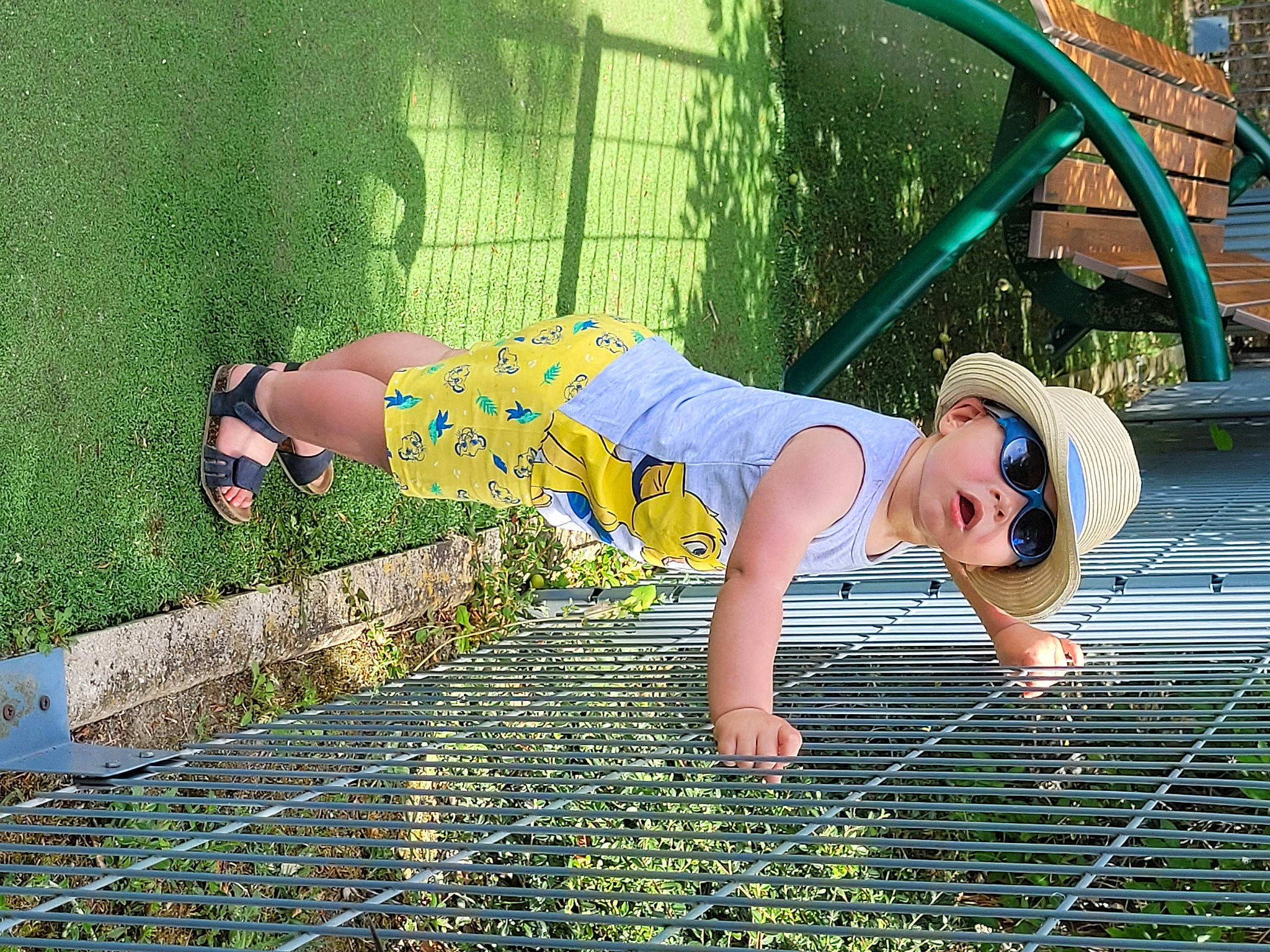 Noham a rejoint le concours — aidez-le/la à gagner de superbes lots ! electric_blue, eyewear, fun, grass, green, happy, hat, headwear, human_leg, leg, leisure, pattern, people_in_nature, person, plant, recreation, shorts, sunglasses, t_shirt, thigh