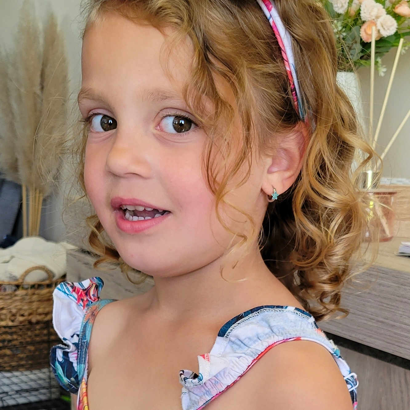 Jade a rejoint le concours — aidez-le/la à gagner de superbes lots ! accessories, blonde, child, clothing, dress, face, female, flower, flowerarrangement, girl, hair, head, headband, jar, person, photography, plant, portrait, pottedplant, wood