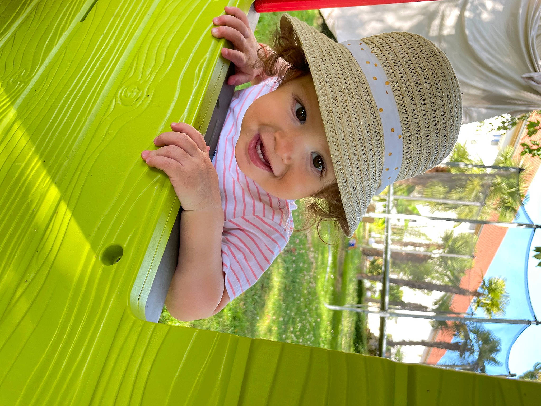 Freya participe au concours pour gagner de l'argent avec cette photo : beauty, cap, child, fashion_accessory, fun, grass, happy, hat, headwear, joy, leisure, magenta, people_in_nature, person, play, portrait_photography, recreation, smile, summer, sun_hat