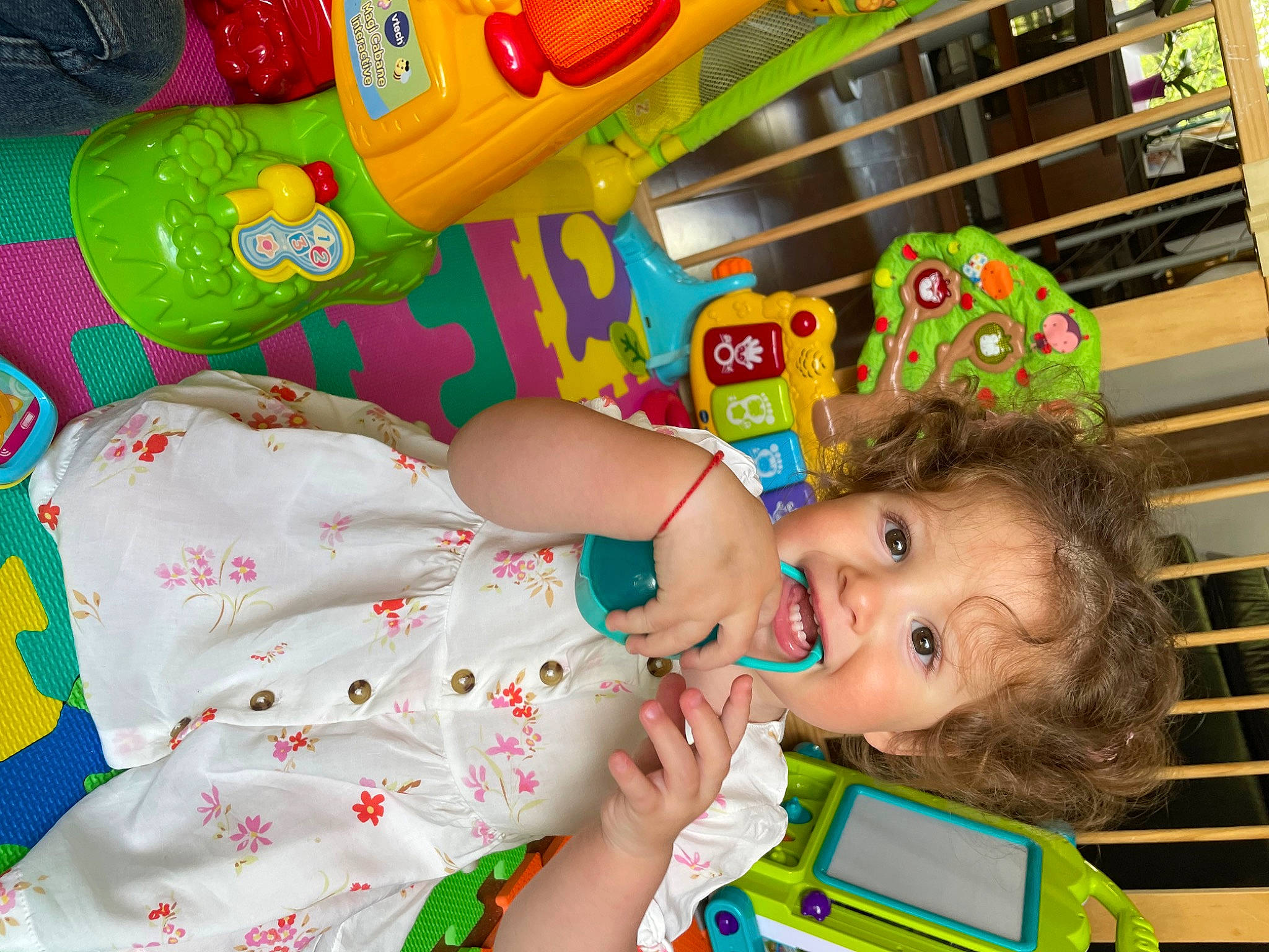 Freya participe au concours pour gagner de l'argent avec cette photo : baby, baby_products, baby_toddler_clothing, baby_toys, child, dress, event, fun, green, happy, kindergarten, leisure, party, person, play, room, shelf, smile, toddler, toy