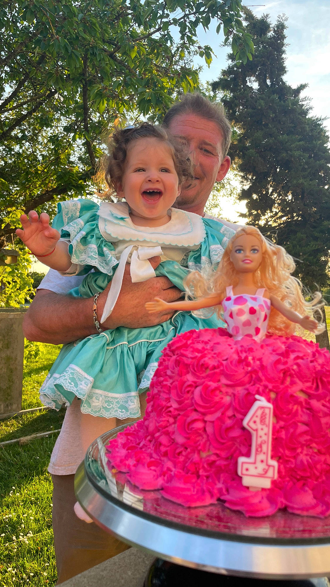 Freya participe au concours pour gagner de l'argent avec cette photo : botany, cake_decorating, child, dress, event, face, formal_wear, fun, gown, grass, happy, leisure, person, petal, pink, plant, recreation, smile, toddler, tree