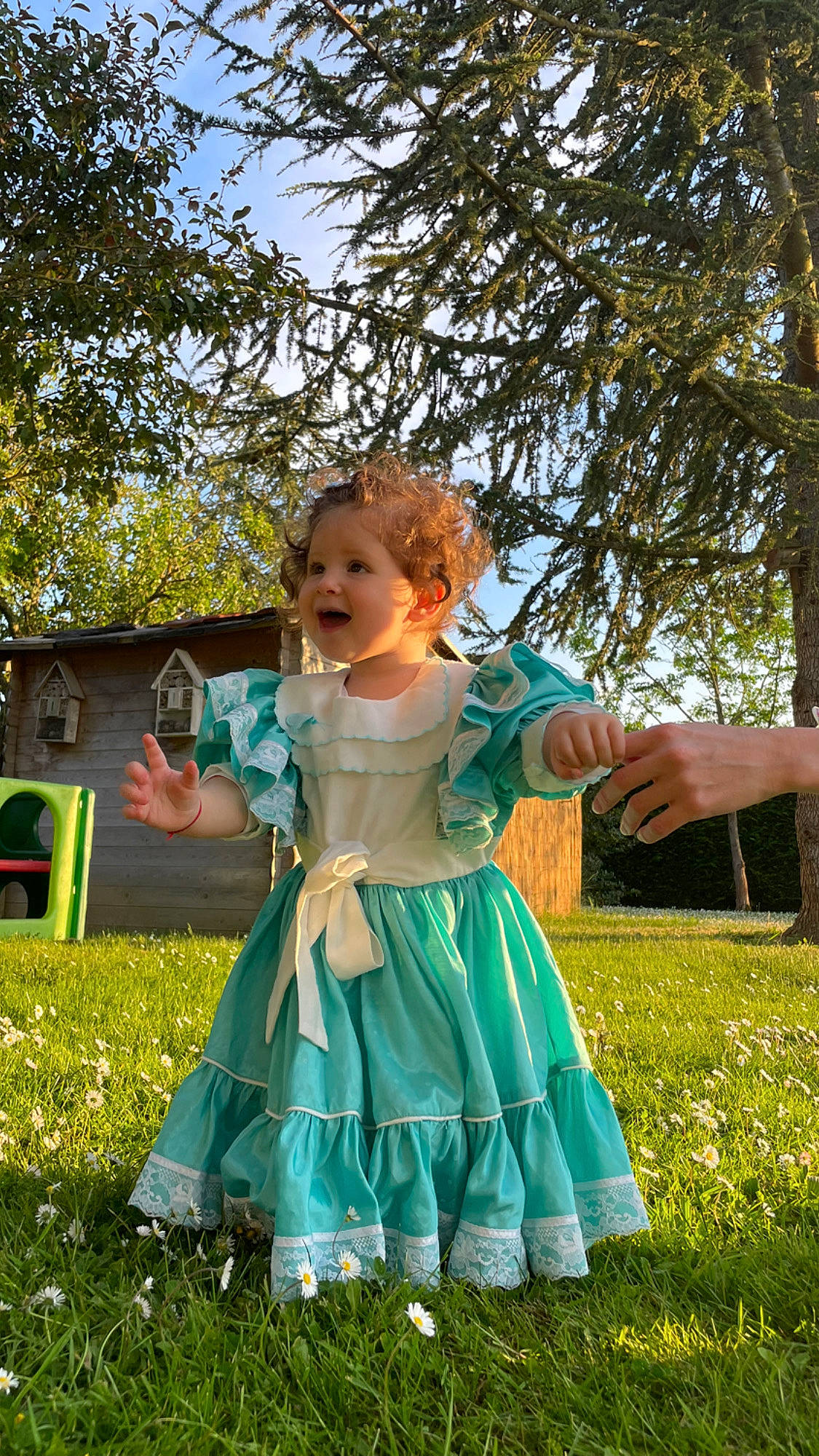 Freya participe au concours pour gagner de l'argent avec cette photo : baby_toddler_clothing, blond, dress, event, formal_wear, fun, grass, grassland, happy, lawn, leaf, leisure, meadow, people_in_nature, person, plant, recreation, sky, sunlight, toddler