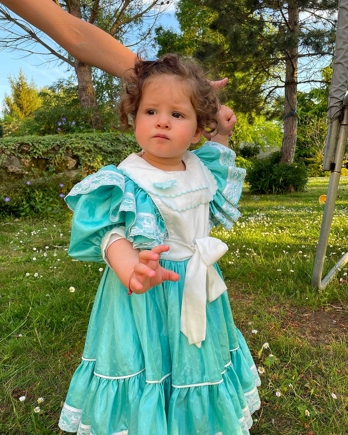 Freya participe au concours pour gagner de l'argent avec cette photo : baby, baby_toddler_clothing, botany, child, day_dress, dress, electric_blue, eye, grass, happy, leaf, one_piece_garment, people_in_nature, person, plant, sky, sleeve, spring, summer, toddler