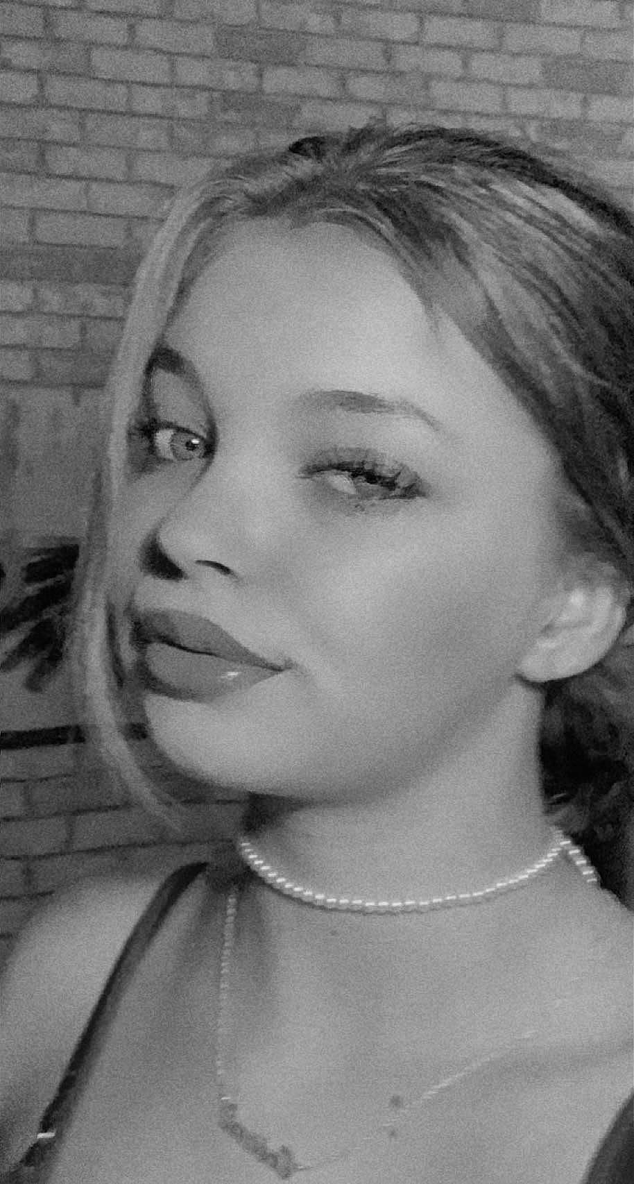 Océane a rejoint le concours — aidez-le/la à gagner de superbes lots ! black_and_white, cheek, chin, earrings, eyebrow, eyelash, face, facial_expression, flash_photography, forehead, hairstyle, human, iris, jaw, lip, neck, nose, organ, person, style