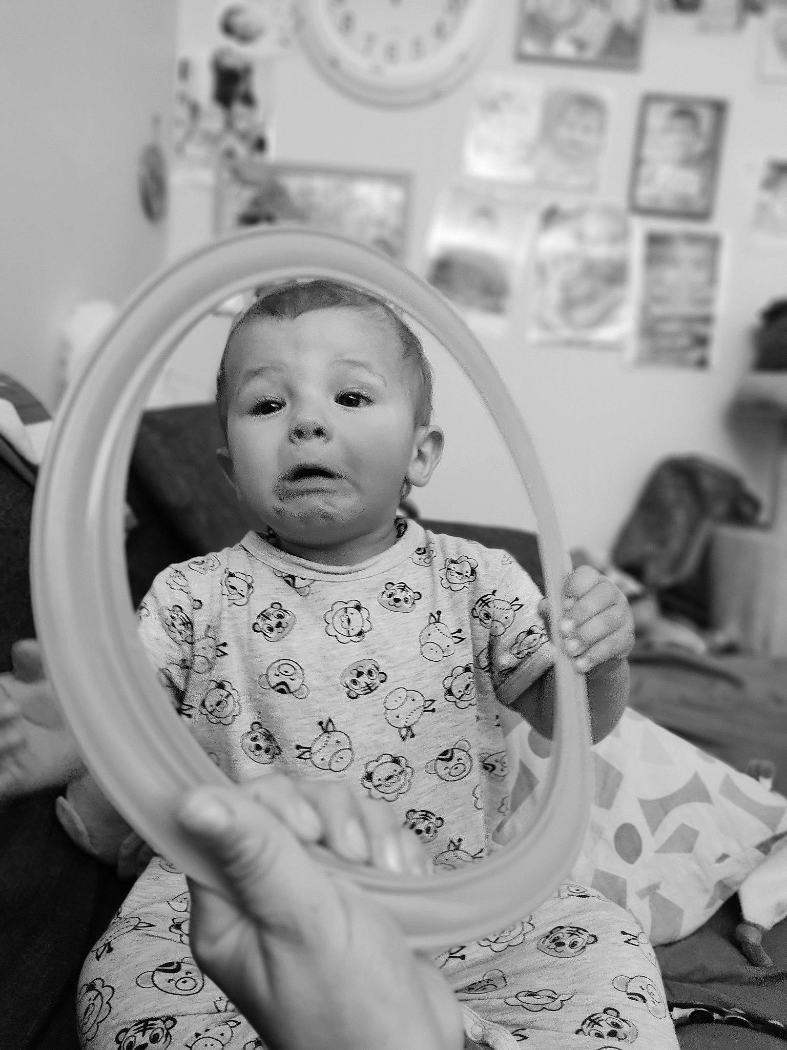 Ewen a rejoint le concours — aidez-le/la à gagner de superbes lots ! baby, baby_toddler_clothing, beauty, black, black_and_white, cheek, child, eyebrow, fun, happy, iris, monochrome, monochrome_photography, people, person, sitting, sleeve, smile, style, toddler