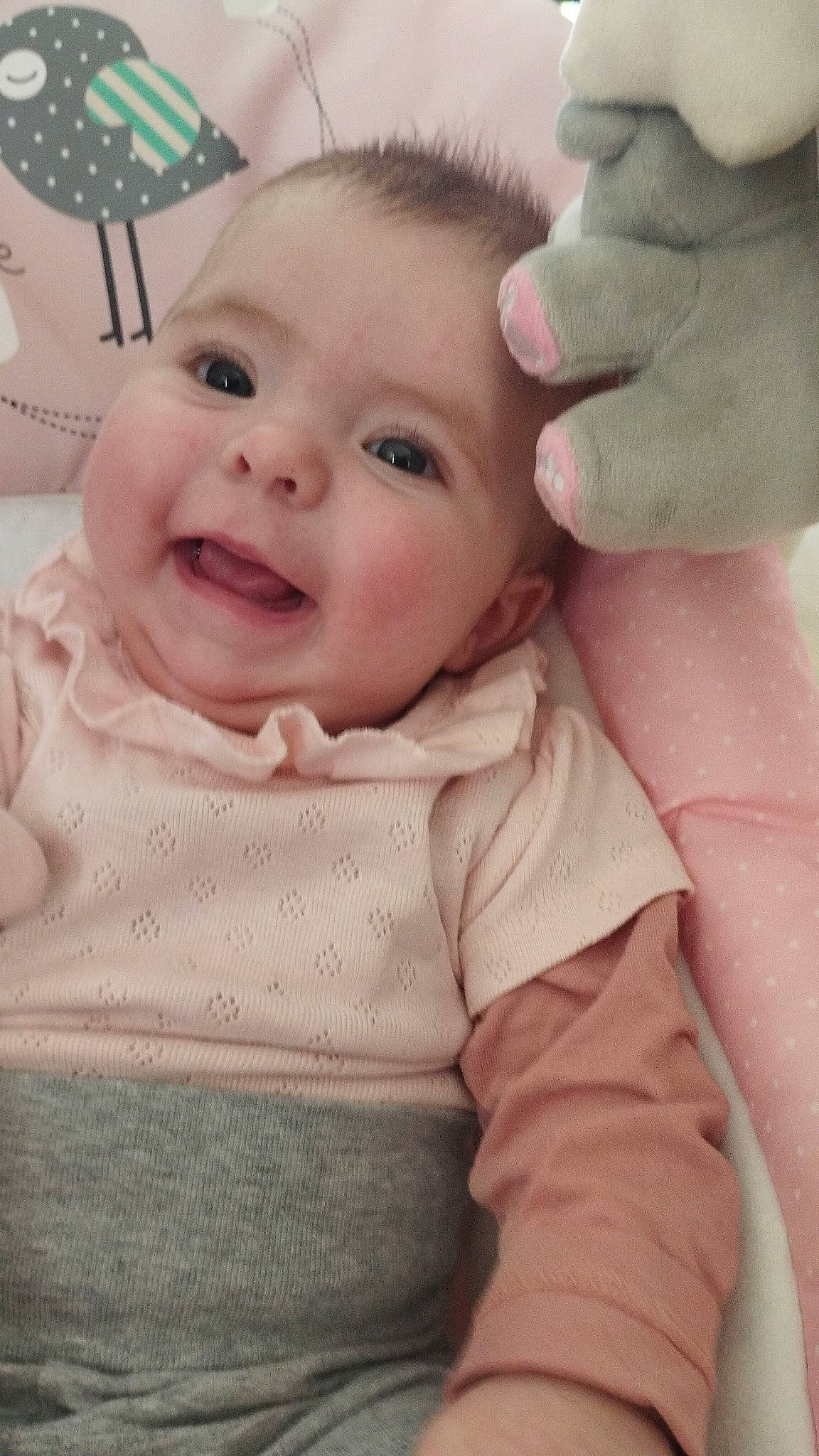 Elyna a rejoint le concours — aidez-le/la à gagner de superbes lots ! baby_toddler_clothing, cheek, ear, eye, eyebrow, eyelash, gesture, hair, happy, head, iris, lip, mouth, neck, nose, organ, person, photograph, skin, sleeve