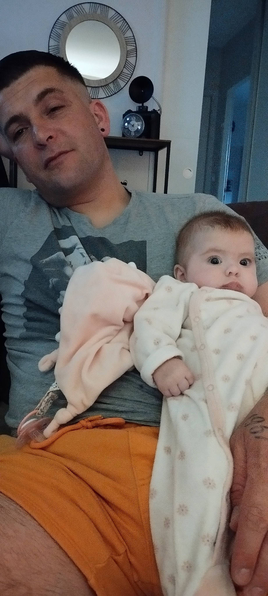 Elyna a rejoint le concours — aidez-le/la à gagner de superbes lots ! abdomen, baby, baby_toddler_clothing, beard, cheek, chest, child, comfort, event, face, finger, fur, gesture, lap, muscle, person, sitting, skin, thumb, toddler