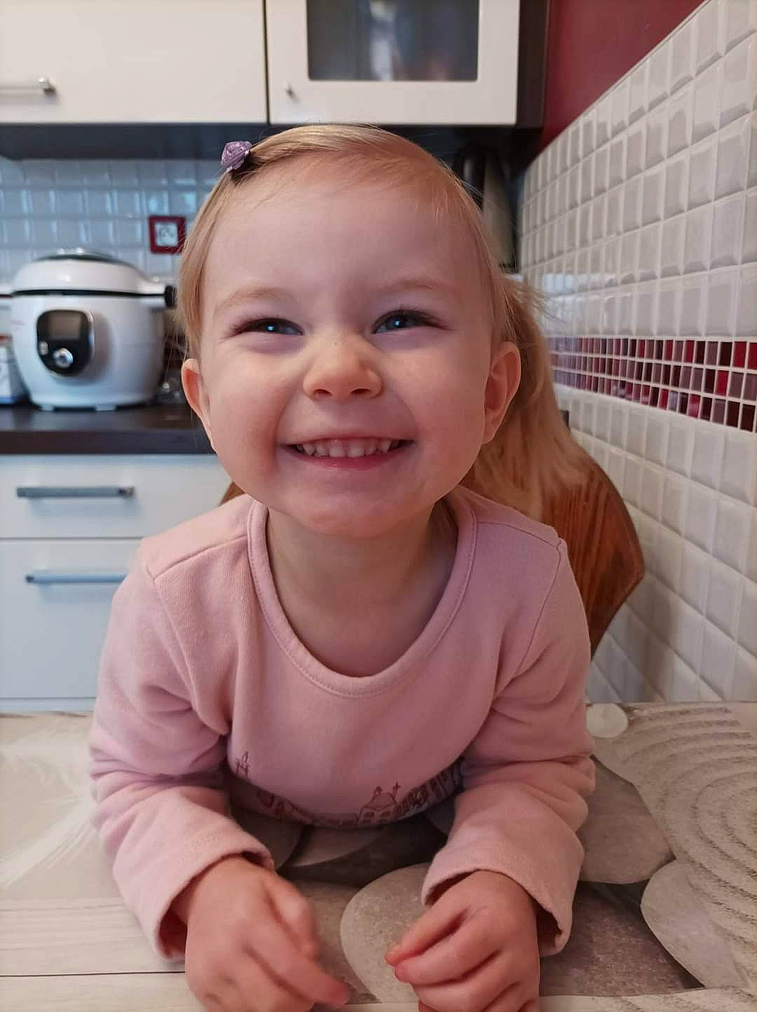 Talya a rejoint le concours — aidez-le/la à gagner de superbes lots ! baby_toddler_clothing, cheek, chin, cooktop, facial_expression, flooring, gas_stove, gesture, happy, joy, kitchen_appliance, kitchen_stove, organ, person, product, skin, sleeve, smile, standing, t_shirt