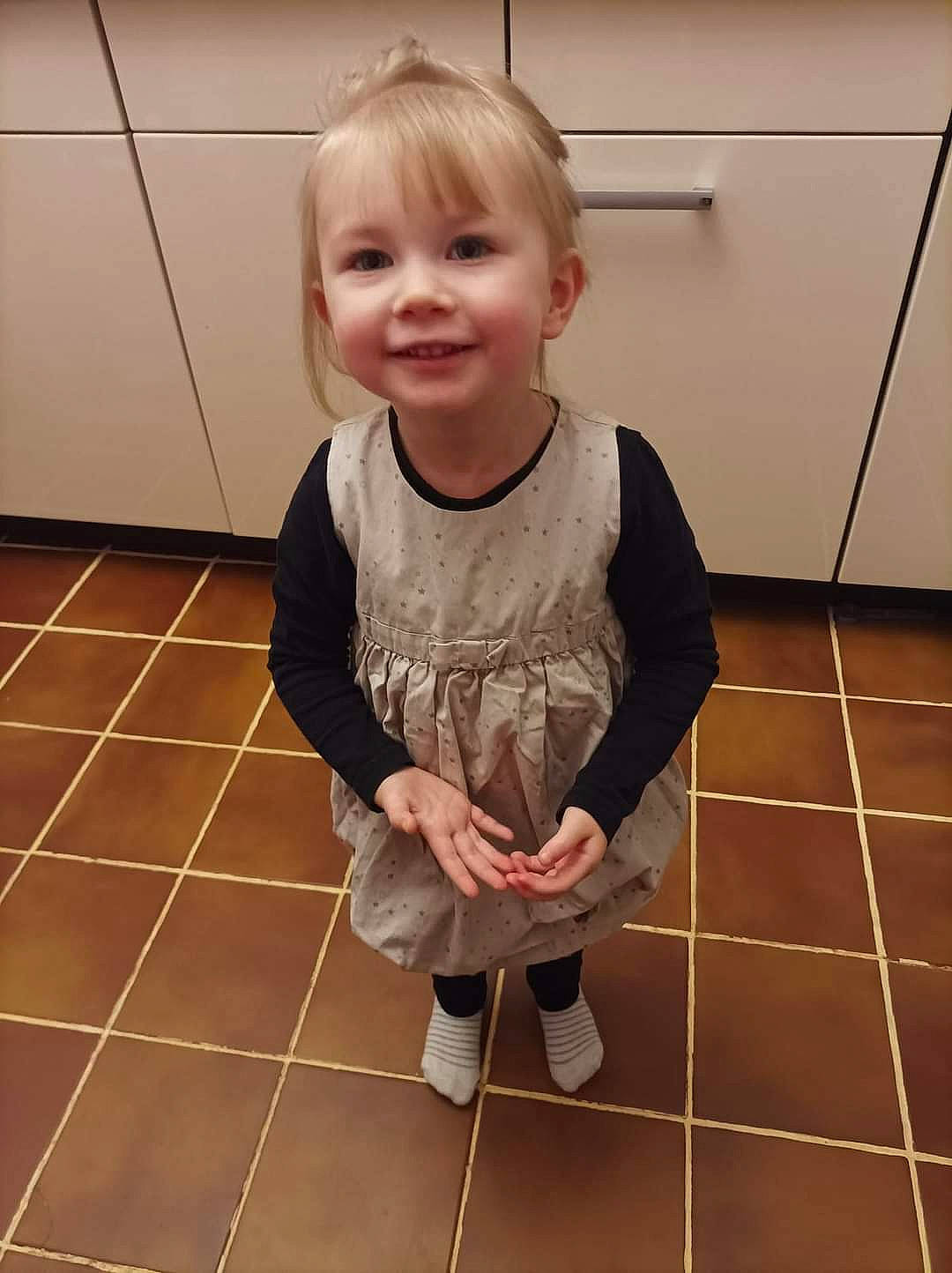 Talya a rejoint le concours — aidez-le/la à gagner de superbes lots ! arm, baby_toddler_clothing, cheek, dress, face, floor, flooring, foot, hair, hardwood, human_leg, joy, knee, person, skin, sleeve, smile, thumb, tile_flooring, toddler