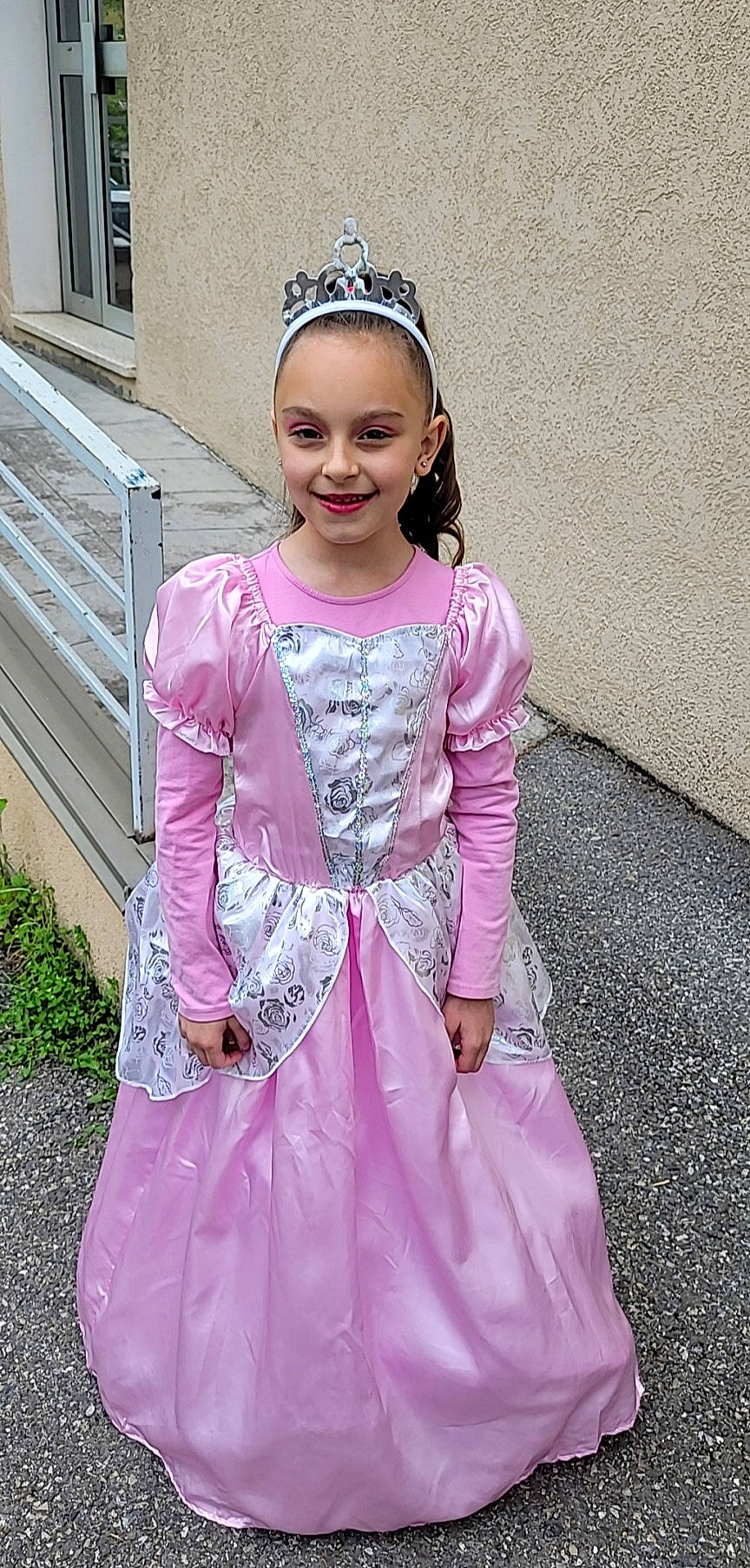 Stella a rejoint le concours — aidez-le/la à gagner de superbes lots ! baby_toddler_clothing, day_dress, dress, embellishment, face, facial_expression, fashion_design, formal_wear, gown, hairstyle, happy, headgear, joy, magenta, one_piece_garment, person, pink, purple, sleeve, smile