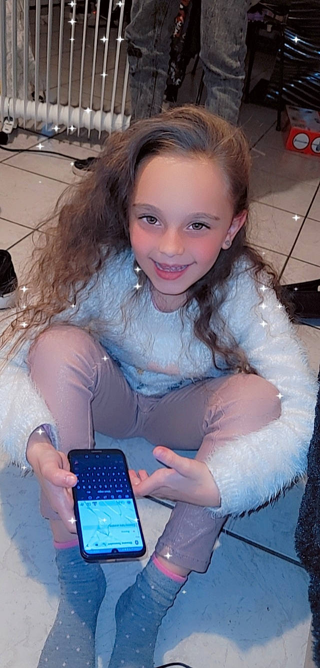 Stella a rejoint le concours — aidez-le/la à gagner de superbes lots ! black_hair, communication_device, eyelash, fashion, flash_photography, fun, hair, happy, iris, jewellery, joy, long_hair, makeover, organ, person, photograph, portable_communications_device, skin, smile, snapshot