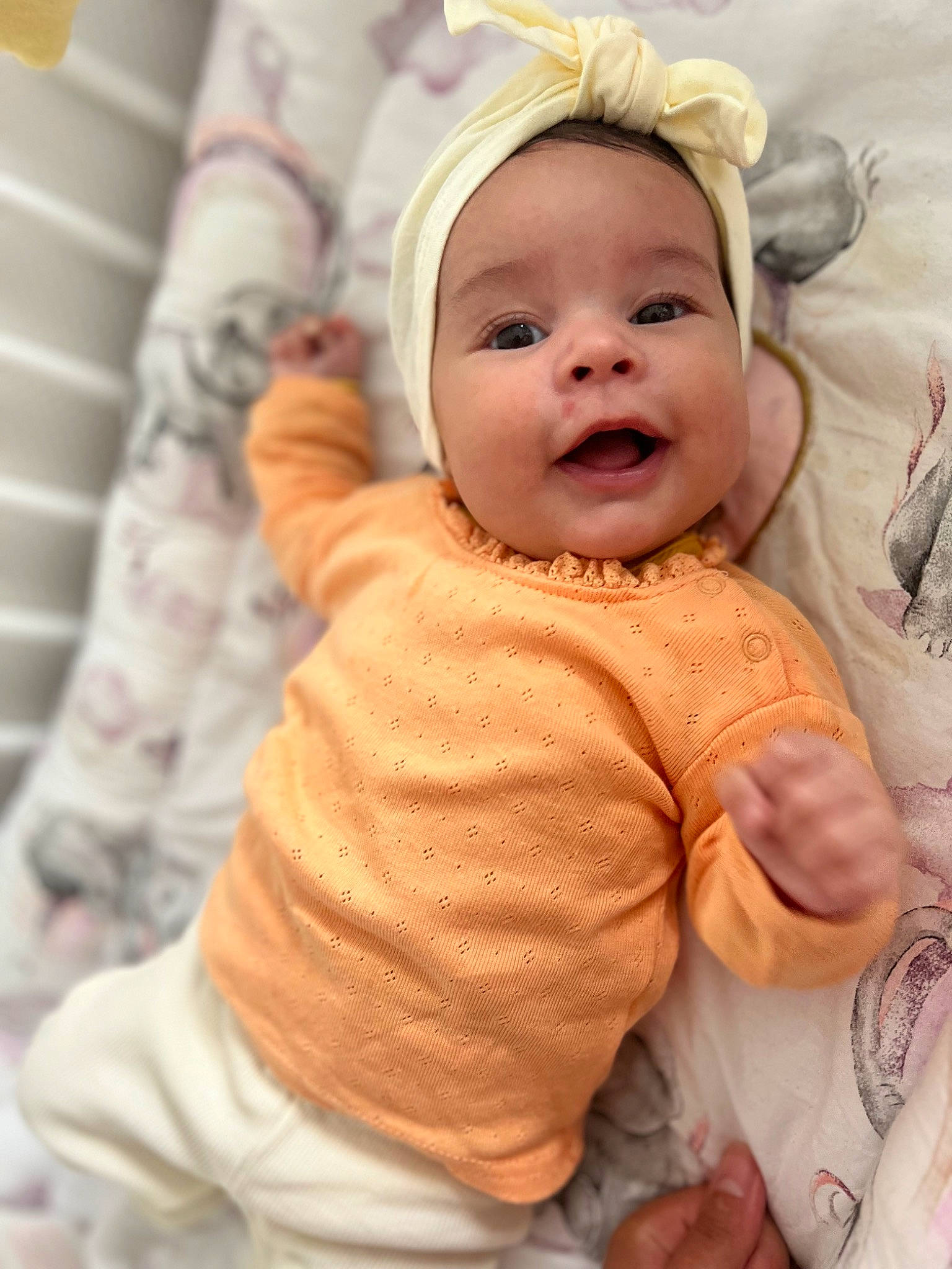 Maÿ-line participe au concours pour gagner de l'argent avec cette photo : baby, baby_laughing, baby_toddler_clothing, cap, cheek, child, comfort, face, fun, gesture, happy, headwear, human_body, linens, pattern, person, pink, skin, sleeve, smile