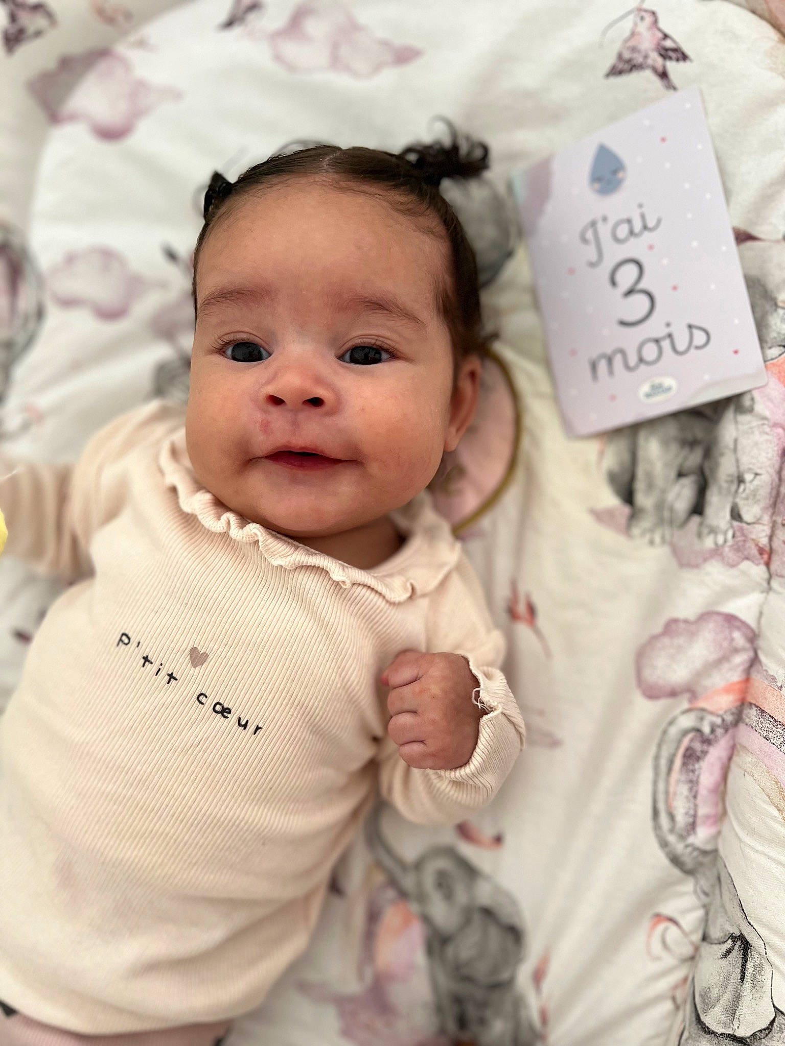 Maÿ-line a rejoint le concours — aidez-le/la à gagner de superbes lots ! baby, baby_toddler_clothing, cheek, child, chin, eye, eyebrow, facial_expression, gesture, happy, head, lip, nose, person, pink, product, skin, sleeve, smile, textile