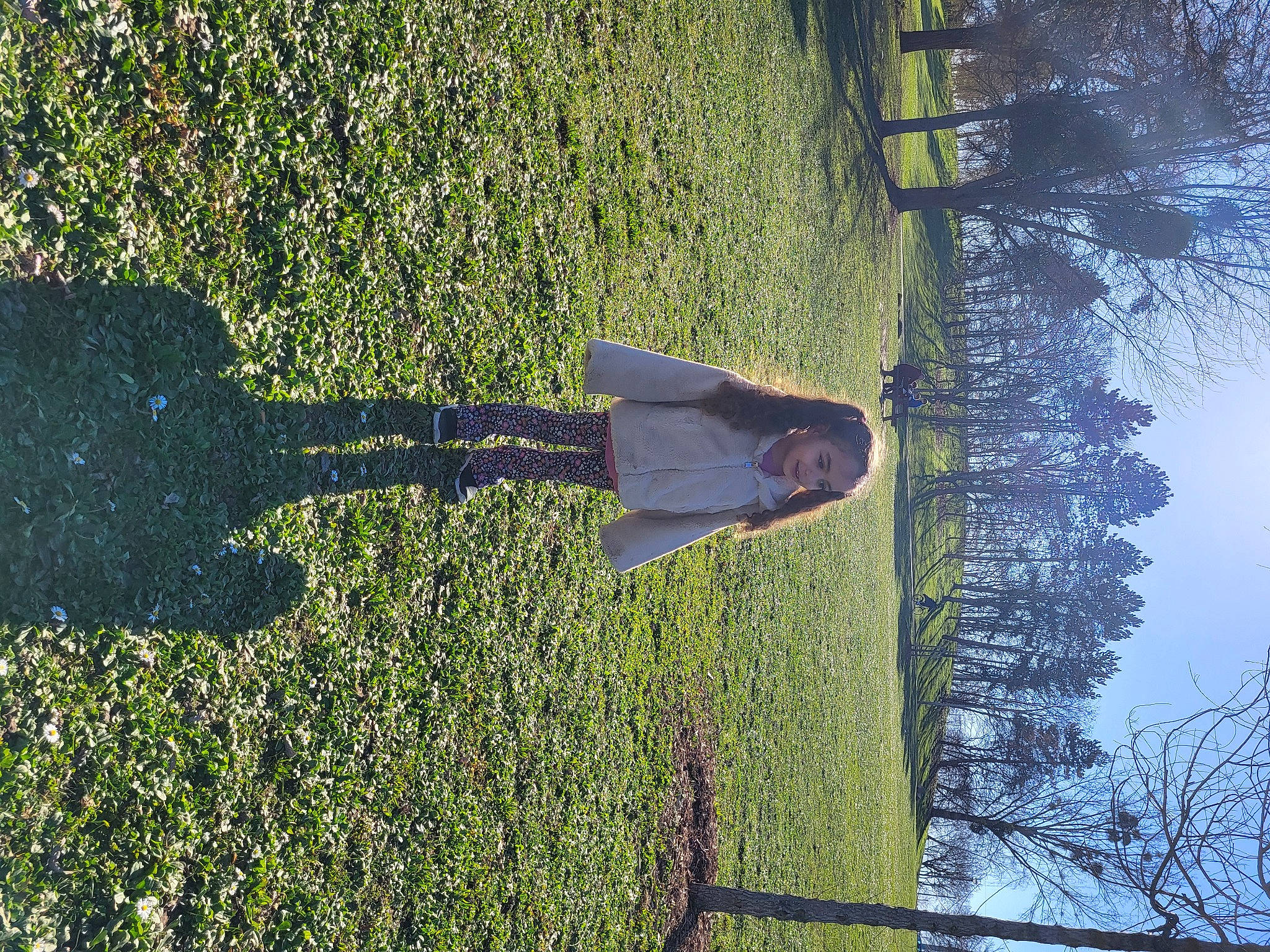 Neyla a rejoint le concours — aidez-le/la à gagner de superbes lots ! biome, grass, groundcover, joy, landscape, leaf, natural_landscape, nature, people_in_nature, person, plant, shadow, shrub, sky, sunlight, tints_and_shades, tree, trunk, twig, vegetation