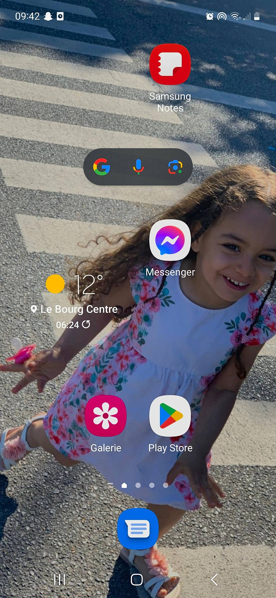 Neyla participe au concours pour gagner de l'argent avec cette photo : advertising, asphalt, electric_blue, font, fun, gesture, graphic_design, happy, joy, leisure, logo, person, play, road_surface, screenshot, sidewalk, smile, soil