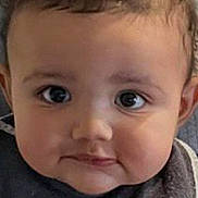 Noham participe au concours pour gagner de l'argent avec cette photo : baby, child, face, curly_hair, bib, portrait, close_up, eyes, expression, infant, cute, skin, clothing, person, young, head, cheeks, mouth, indoors, human