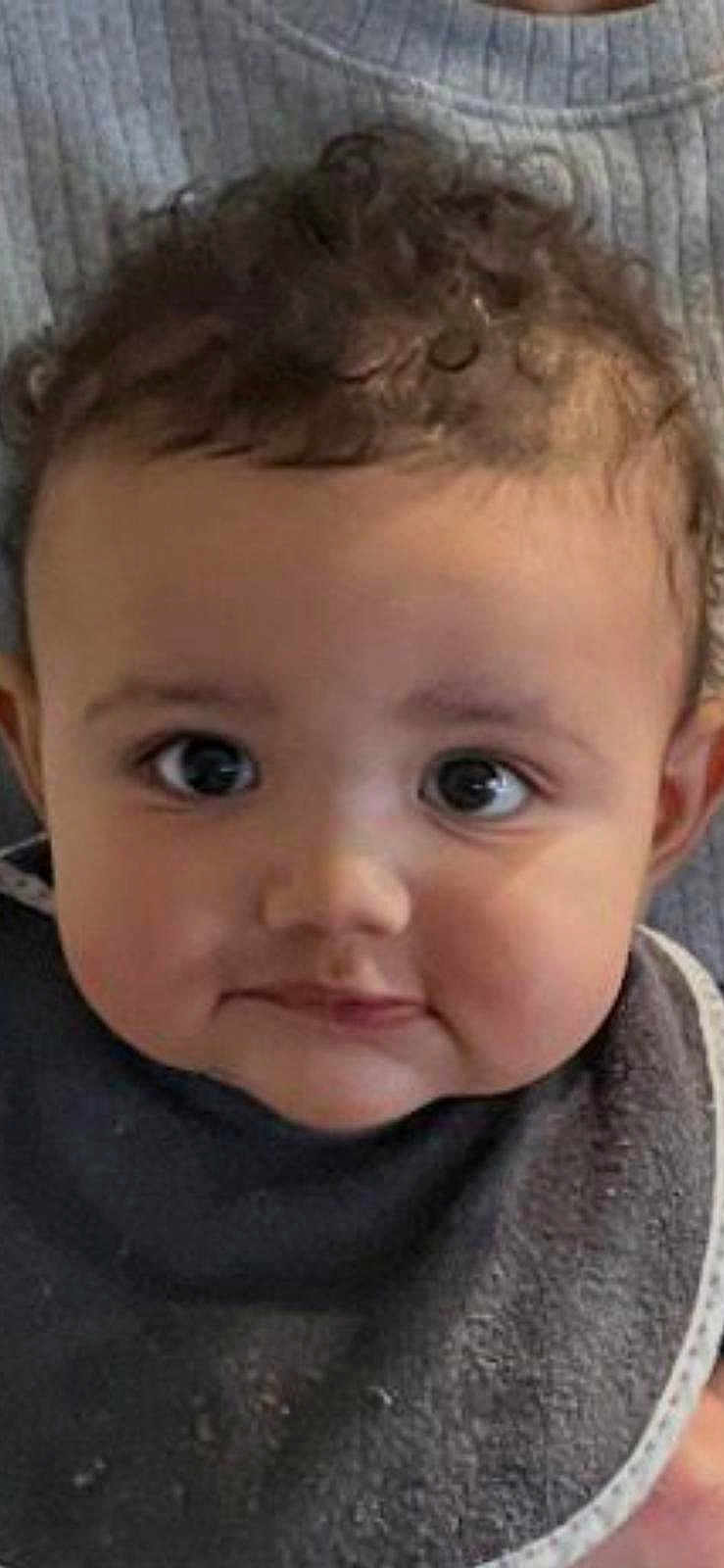 Noham participe au concours pour gagner de l'argent avec cette photo : baby, child, face, curly_hair, bib, portrait, close_up, eyes, expression, infant, cute, skin, clothing, person, young, head, cheeks, mouth, indoors, human