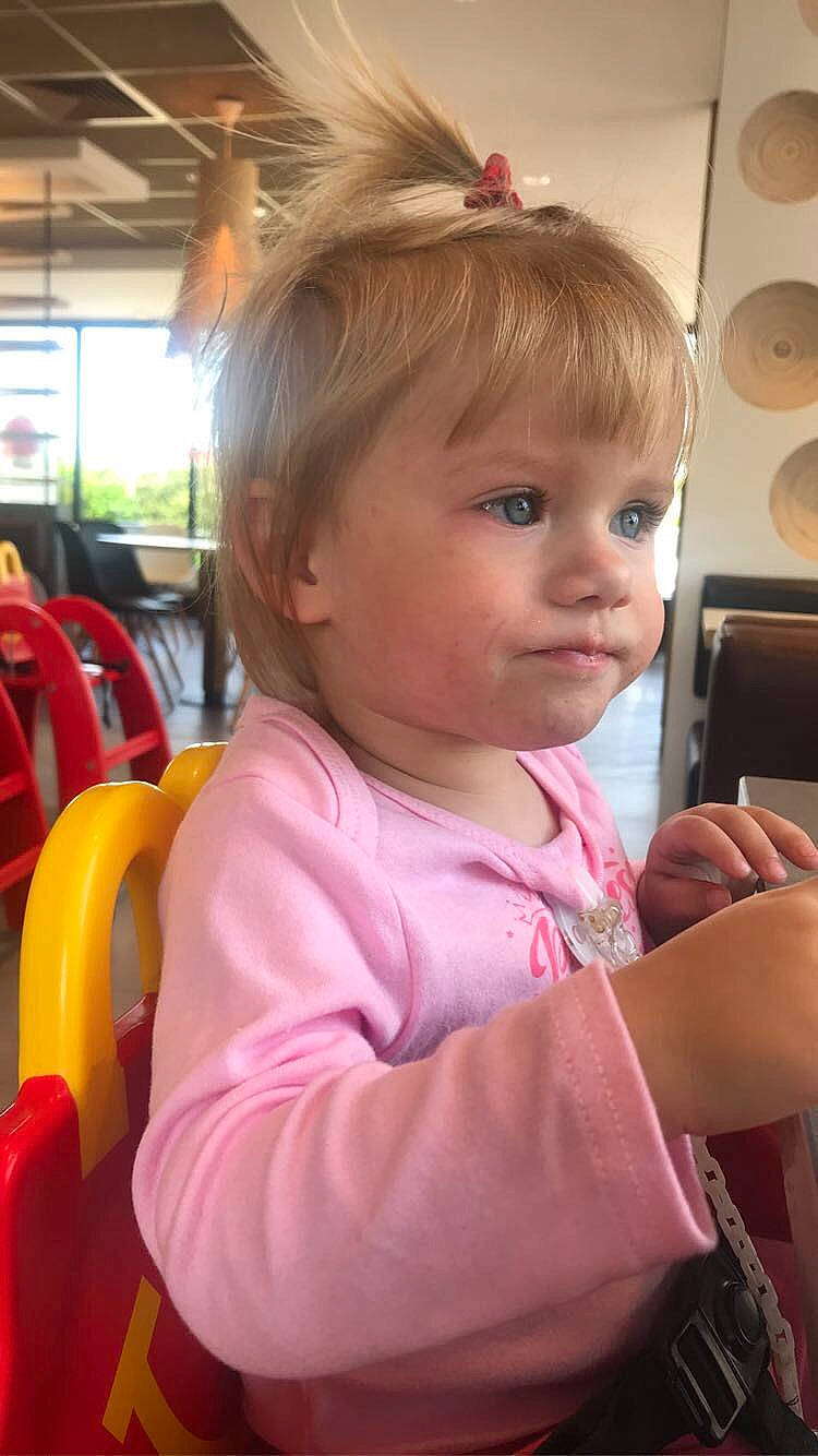 Tyanna a rejoint le concours — aidez-le/la à gagner de superbes lots ! baby, baby_toddler_clothing, chair, cheek, child, ear, eyelash, facial_expression, fun, hairstyle, head, iris, lip, nose, organ, person, pink, product, skin, standing