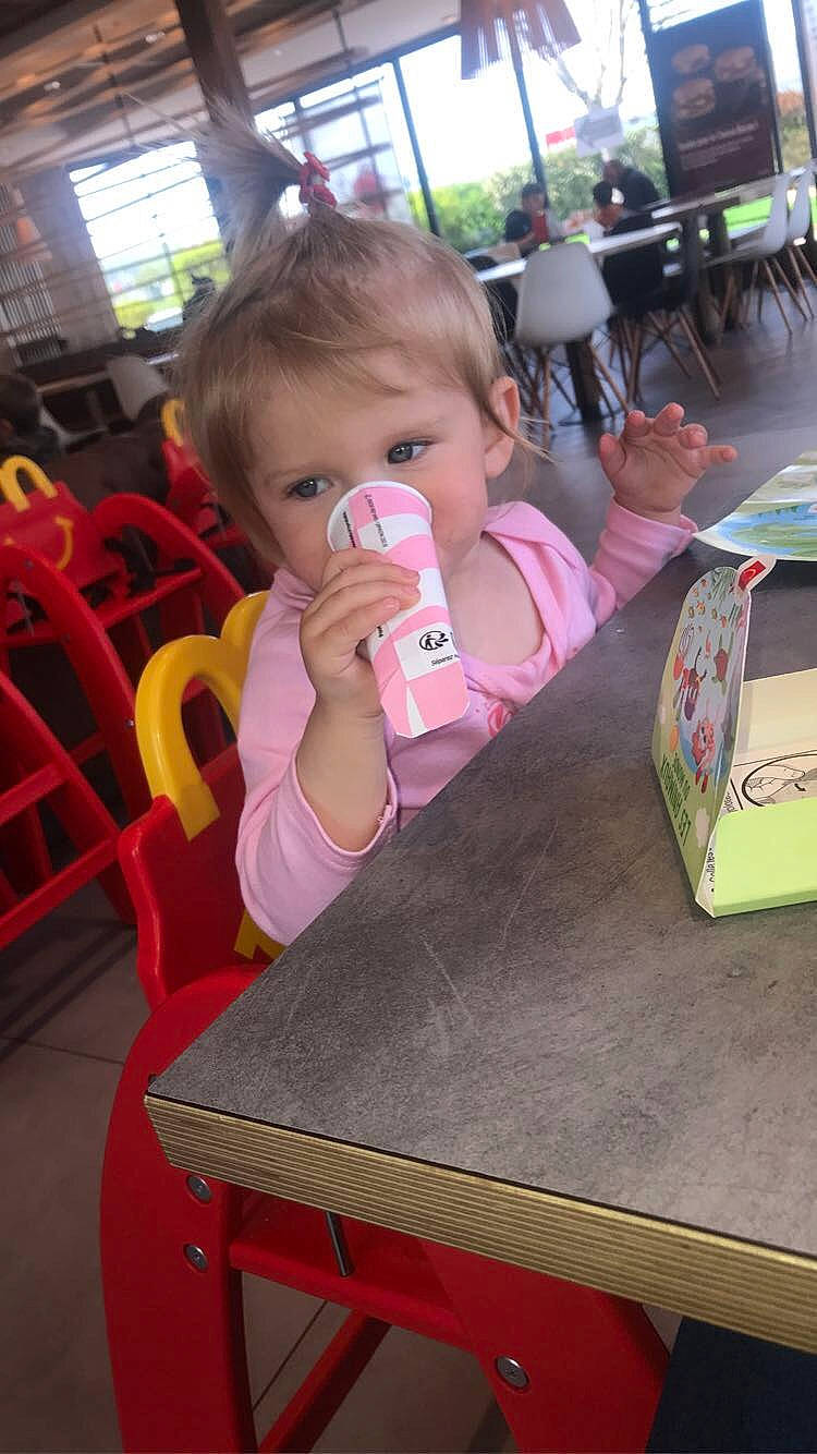 Tyanna participe au concours pour gagner de l'argent avec cette photo : baby, baby_toddler_clothing, box, chair, child, fun, furniture, kindergarten, leisure, person, play, room, sharing, shipping_box, sitting, table, tableware, toddler, vacation