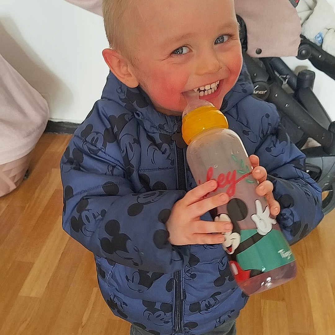 Giovann participe au concours pour gagner de l'argent avec cette photo : baby, beverage, clothing, coat, cream, dessert, face, food, footwear, head, icecream, jacket, juice, pants, person, photography, portrait, shoe, shorts, wood