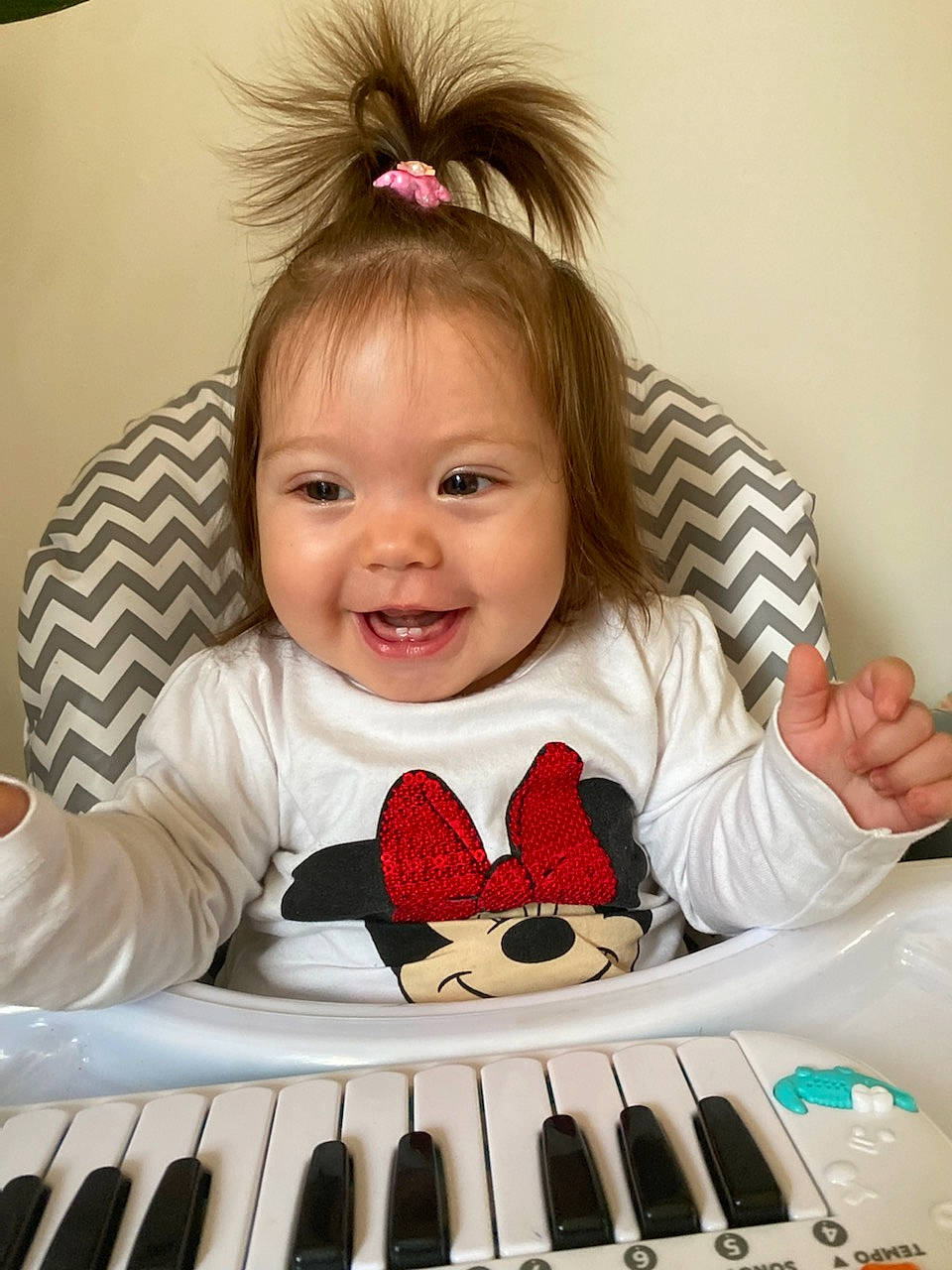 Kiéra a rejoint le concours — aidez-le/la à gagner de superbes lots ! baby_toddler_clothing, electronic_musical_instrument, eye, eyelash, facial_expression, finger, hand, happy, iris, joy, keyboard, musical_instrument, musical_keyboard, organ, person, photograph, pink, product, skin, sleeve