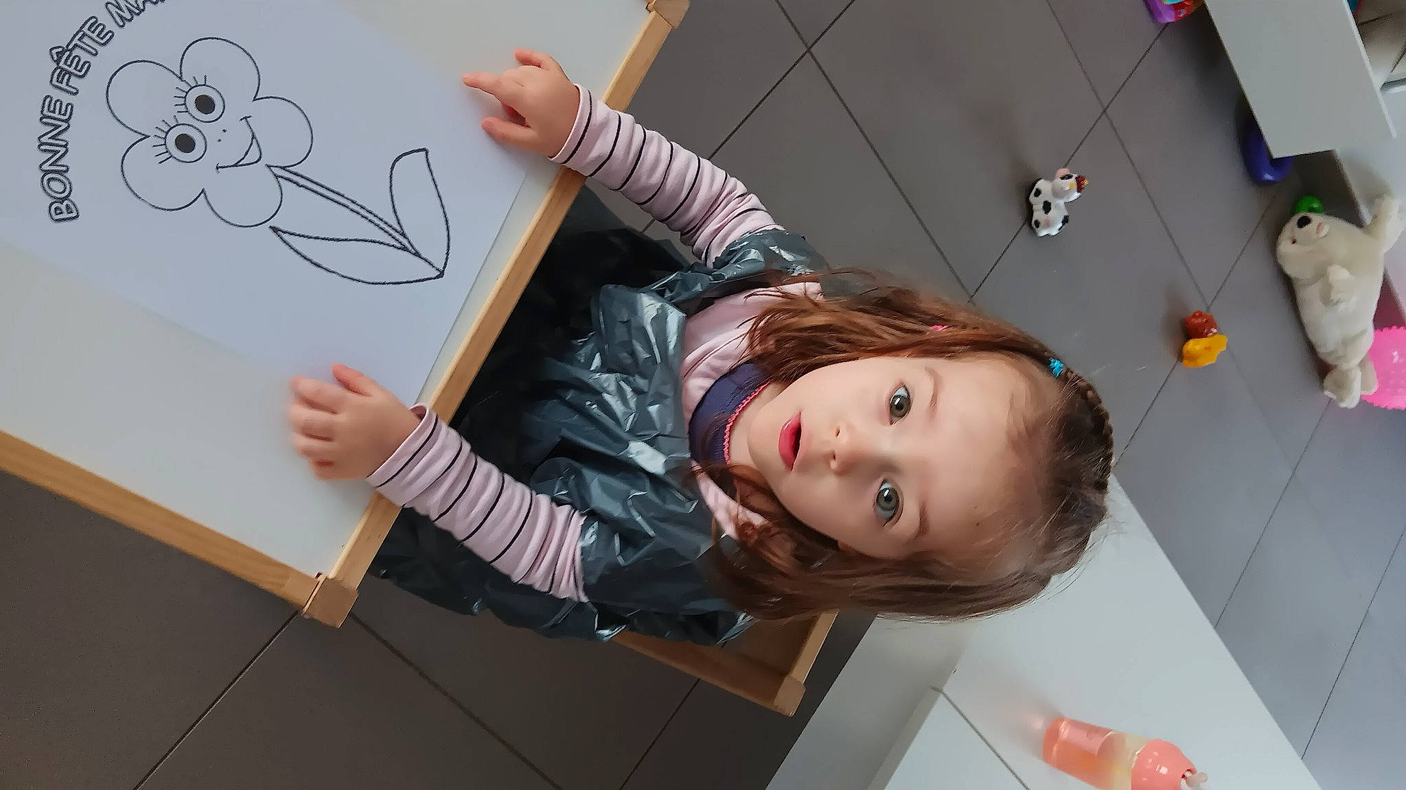 Cassyopée a rejoint le concours — aidez-le/la à gagner de superbes lots ! art, artist, child, child_art, drawing, fun, gesture, happy, illustration, person, play, room, smile, space, toddler, tree, visual_arts, white, wood, writing