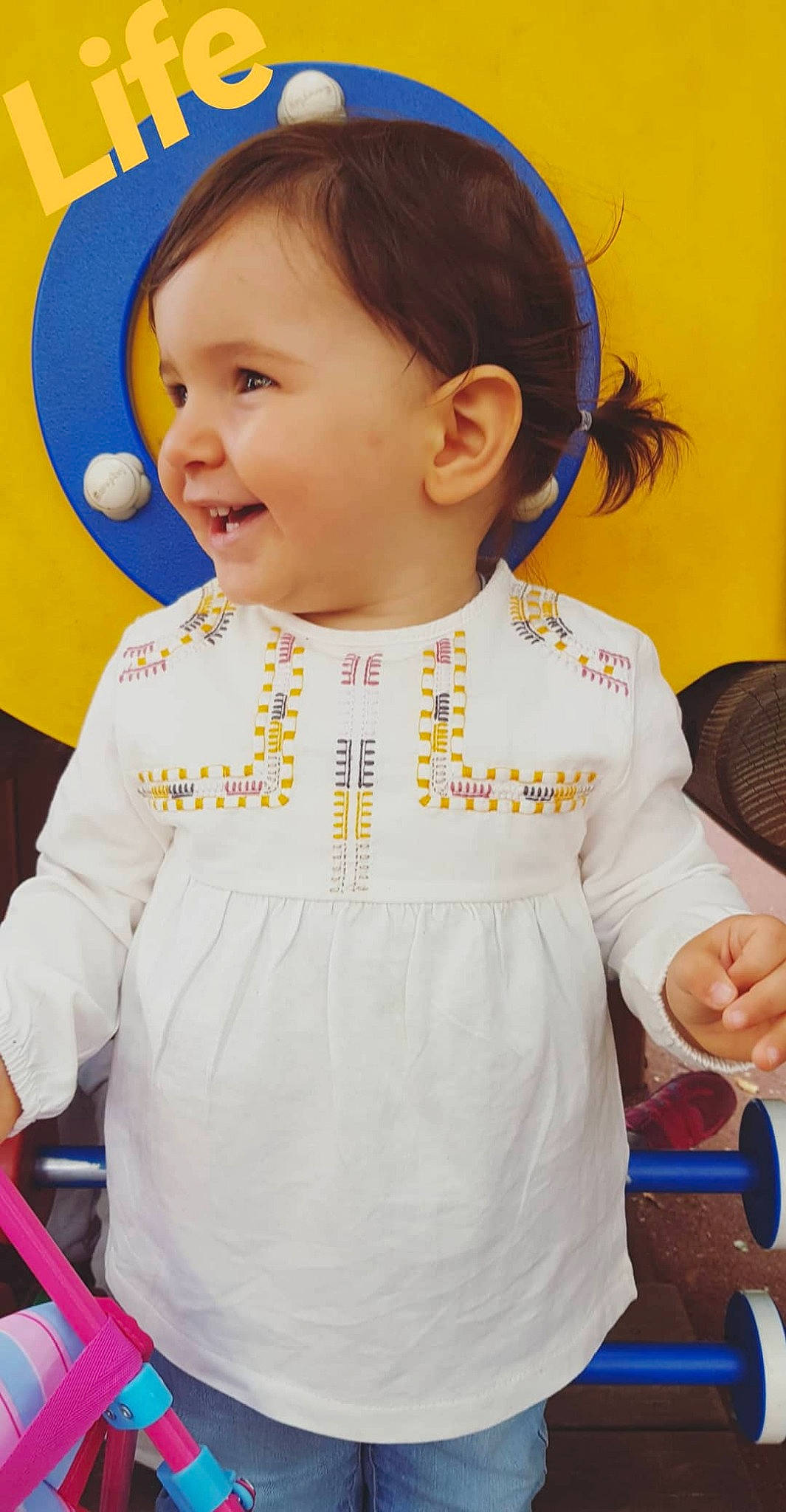 Iskra participe au concours pour gagner de l'argent avec cette photo : boy, cheek, child, cool, day, eye, facial_expression, fun, girl, happiness, human, infant, joy, person, product, skin, smile, standing, toddler, yellow