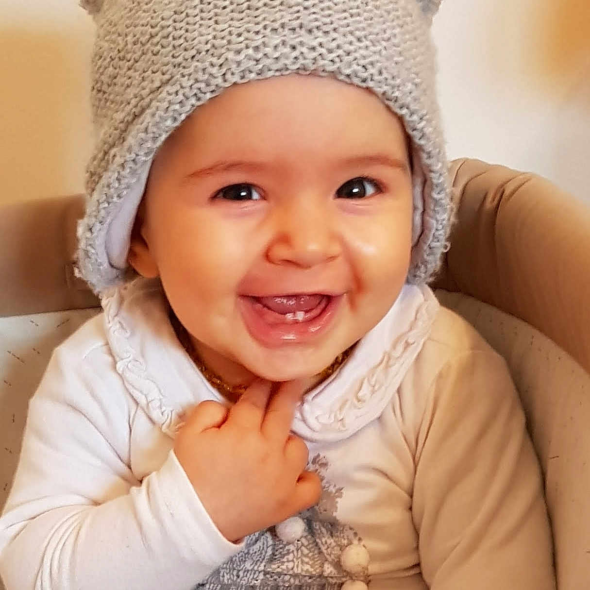 Iskra a rejoint le concours — aidez-le/la à gagner de superbes lots ! beanie, bonnet, cap, cheek, child, child_model, girl, happiness, hat, headgear, headwear, infant, joy, knit_cap, knitting, person, portrait_photography, skin, smile, toddler