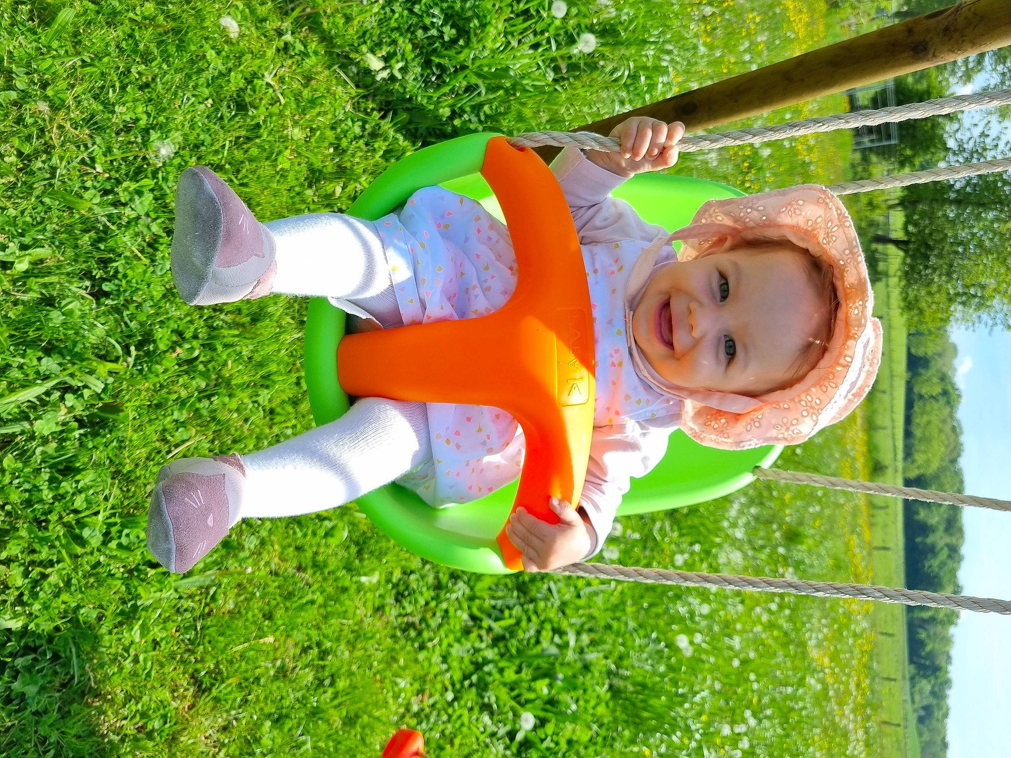 Lila participe au concours pour gagner de l'argent avec cette photo : baby, baby_toddler_clothing, child, fun, grass, green, groundcover, happy, hat, joy, leisure, people_in_nature, person, plant, play, recreation, sky, smile, toddler, tree