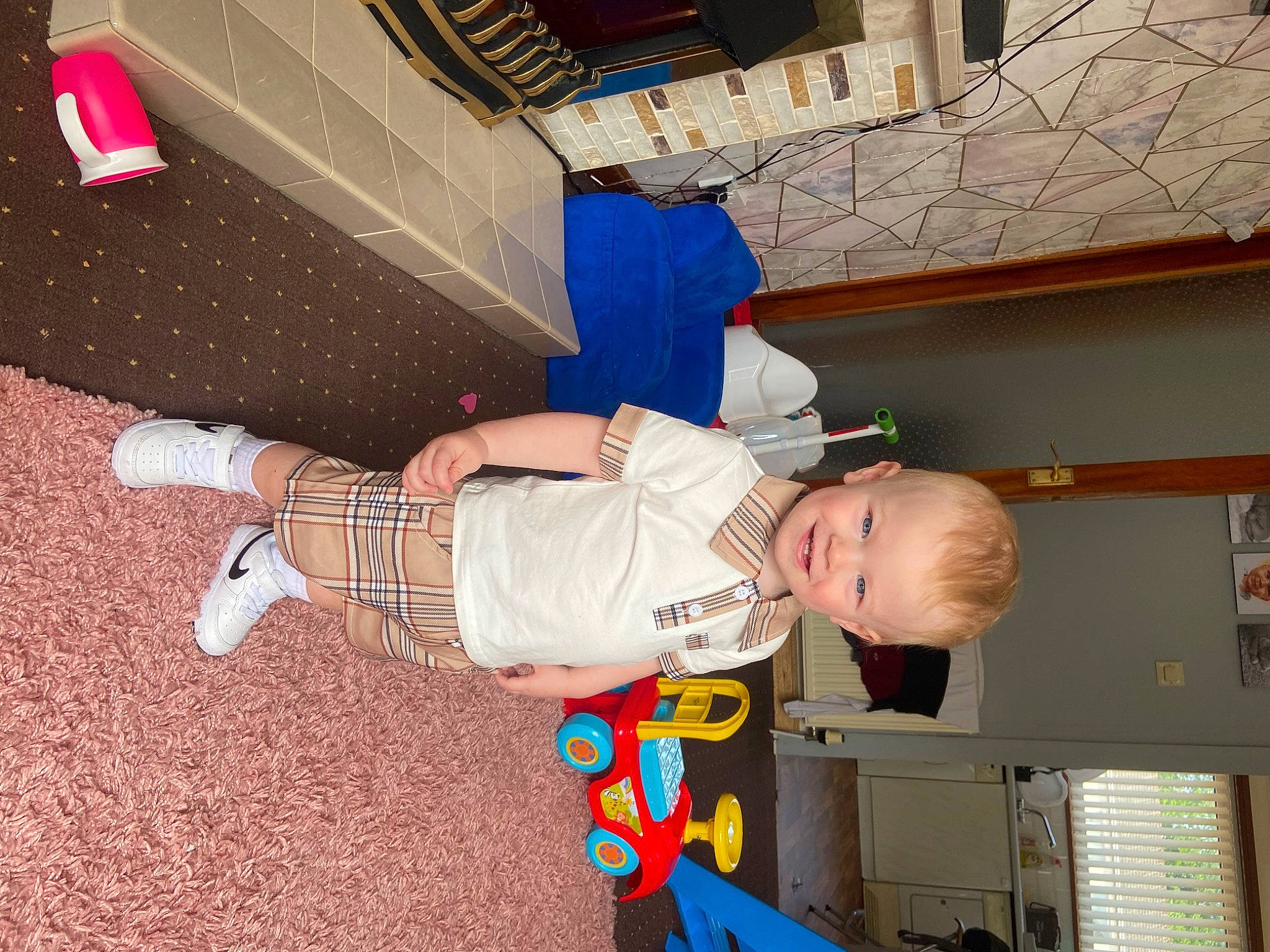 Luka is registered to the contest to win money with this photo: arm, baby, baby_products, baby_safety, baby_toddler_clothing, ceiling, child, flooring, fun, joy, leisure, person, play, room, t_shirt, toddler, walking_shoe, wood, world