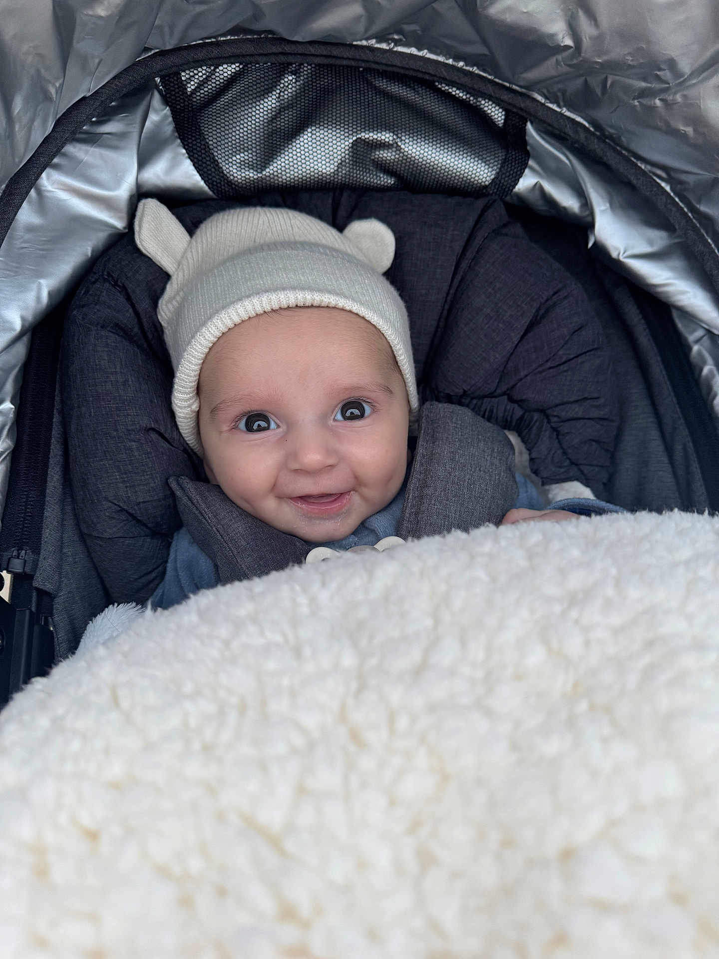 Alex a rejoint le concours — aidez-le/la à gagner de superbes lots ! baby, smile, hat, blanket, stroller, child, face, cute, infant, cozy, warm, clothing, happy, portrait, baby_carriage, headwear, person, indoor, closeup, baby_face