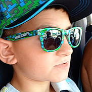 Loutsian a rejoint le concours — aidez-le/la à gagner de superbes lots ! boy, cap, car_interior, casual, child, closeup, ear, eyewear, face, hat, kid, minecraft_hat, portrait, profile_view, reflection, seatbelt, sleeveless_shirt, summer_clothing, sunglasses, vehicle