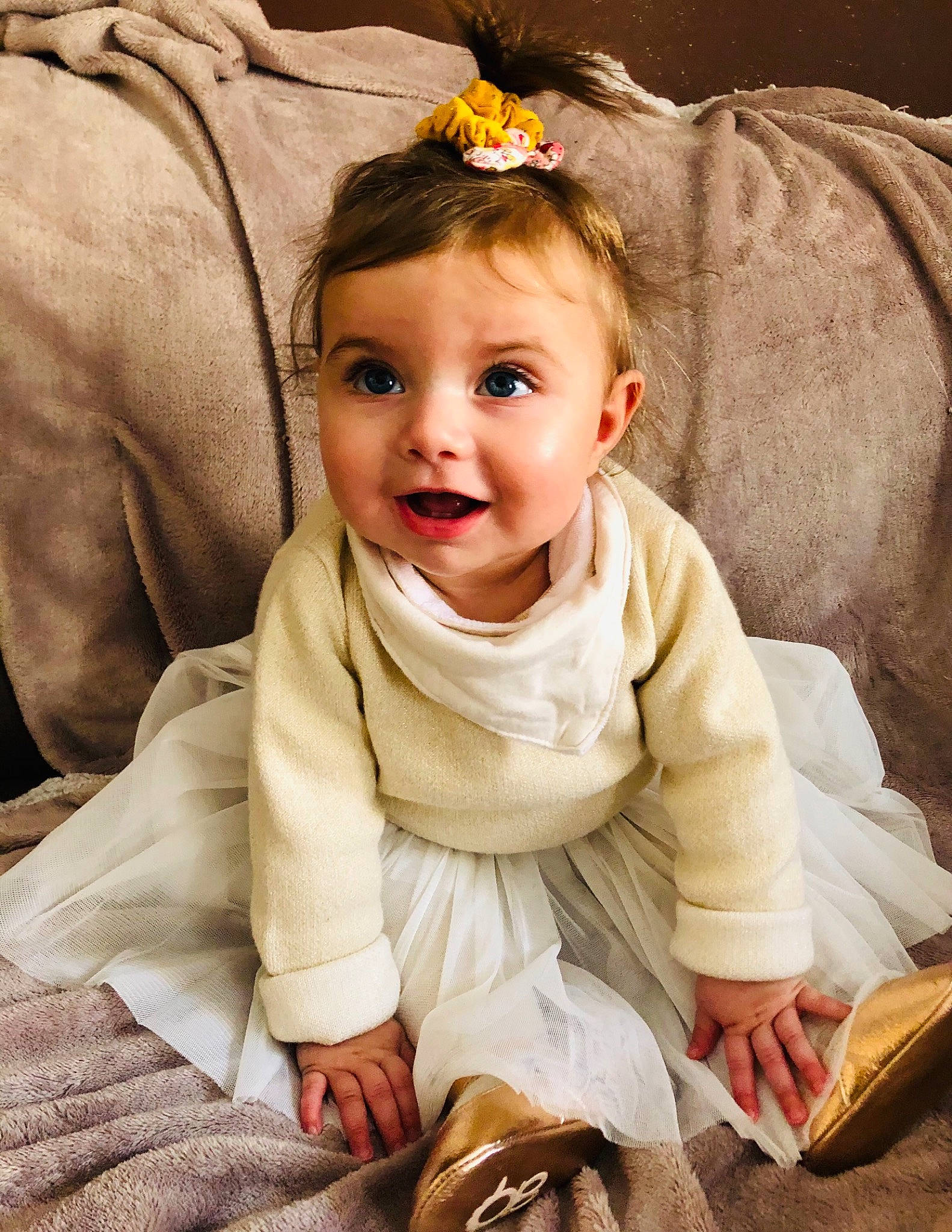 Alina a rejoint le concours — aidez-le/la à gagner de superbes lots ! baby_toddler_clothing, comfort, dress, eye, face, facial_expression, flash_photography, flower, hairstyle, happy, head, headgear, iris, lip, outerwear, person, skin, sleeve, smile, textile