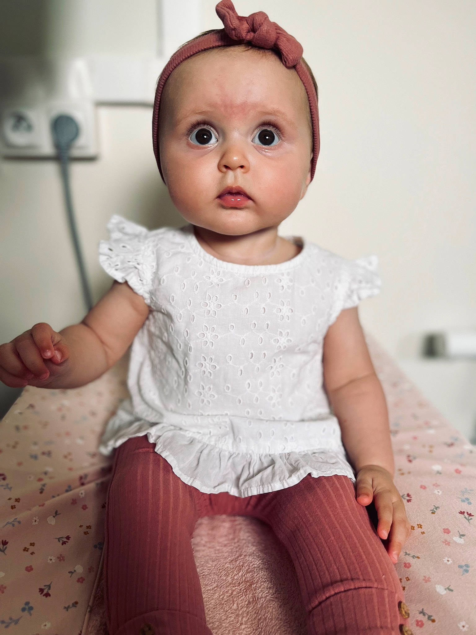 Liya a rejoint le concours — aidez-le/la à gagner de superbes lots ! baby_toddler_clothing, cheek, chin, dress, eye, eyebrow, eyelash, face, head, human_body, iris, lip, neck, organ, person, shoulder, skin, sleeve, surprise, textile