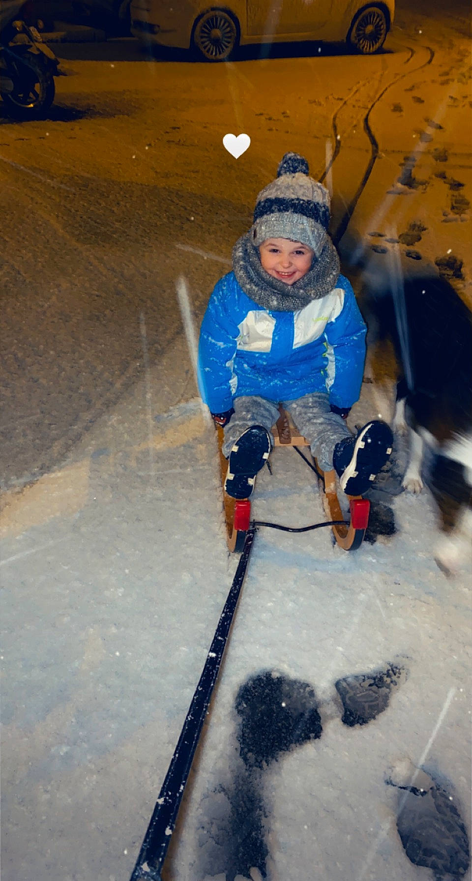 Loup participe au concours pour gagner de l'argent avec cette photo : electric_blue, extreme_sport, freezing, fun, glove, headwear, joy, landscape, leisure, mountaineer, person, personal_protective_equipment, recreation, rock_climbing_equipment, ski, ski_equipment, ski_pole, slope, snow, sports