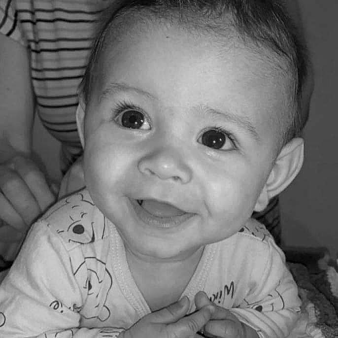 Alyssio participe au concours pour gagner de l'argent avec cette photo : black, black_and_white, cheek, chin, ear, eyebrow, eyelash, gesture, iris, jaw, lip, mouth, nose, organ, person, photograph, skin, sleeve, smile, standing