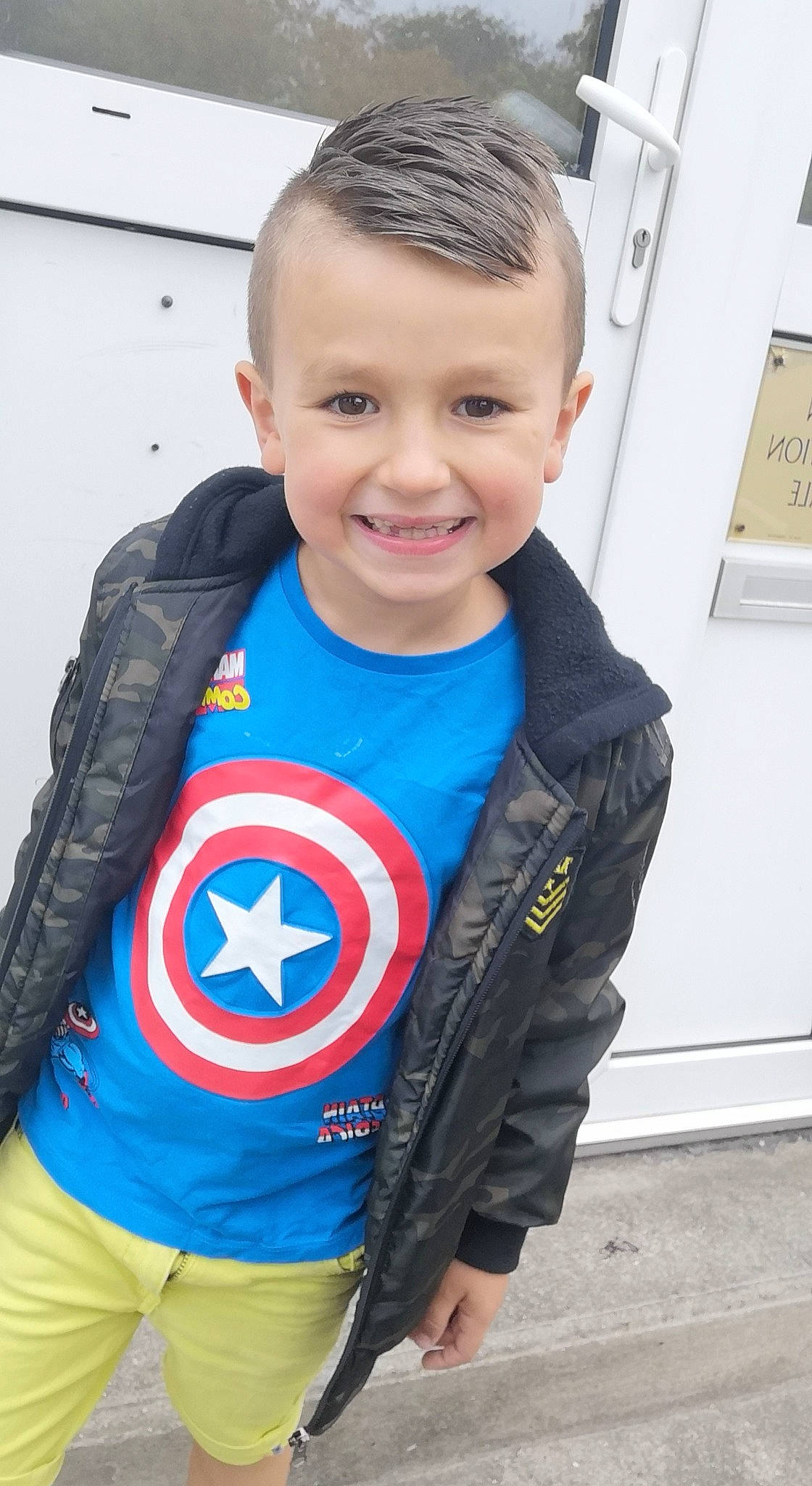 Loukas participe au concours pour gagner de l'argent avec cette photo : avengers, belt, captain_america, child, clothing, electric_blue, eye, face, fictional_character, fun, gesture, happy, joy, justice_league, outerwear, person, shield, sleeve, smile, superman