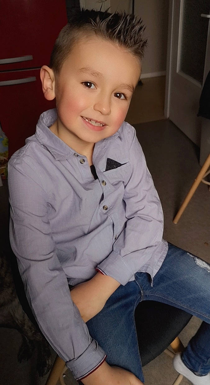 Loukas participe au concours pour gagner de l'argent avec cette photo : chair, cheek, comfort, dress_shirt, eye, eyebrow, flash_photography, forehead, formal_wear, hair, hairstyle, happy, iris, joy, lip, long_hair, organ, person, skin, sleeve