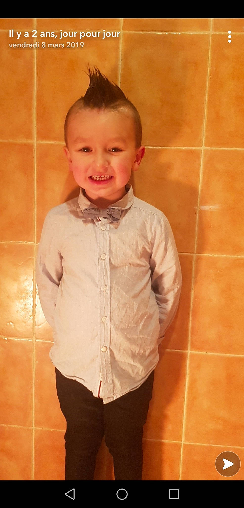 Loukas participe au concours pour gagner de l'argent avec cette photo : arm, baby_toddler_clothing, chin, collar, dress_shirt, flooring, happy, human_body, joy, long_sleeved_t_shirt, neck, outerwear, pattern, person, sleeve, smile, standing, t_shirt, toddler, trunk