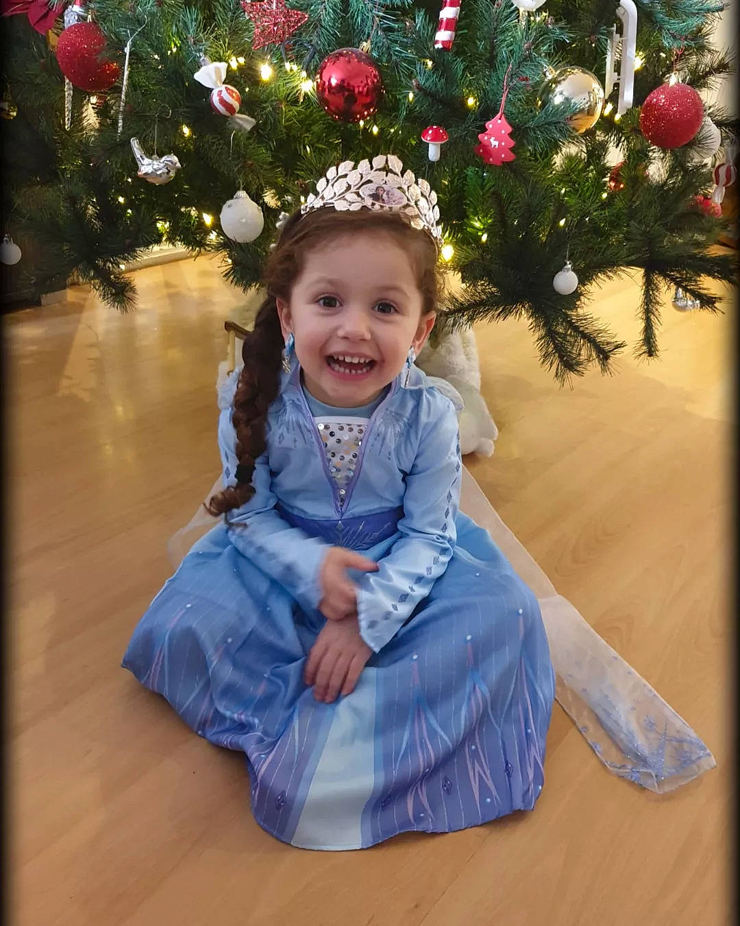 Alizée a rejoint le concours — aidez-le/la à gagner de superbes lots ! baby_toddler_clothing, beauty, christmas_decoration, christmas_ornament, christmas_tree, dress, event, eye, face, flash_photography, happy, headpiece, human_body, iris, joy, ornament, person, plant, skin, smile