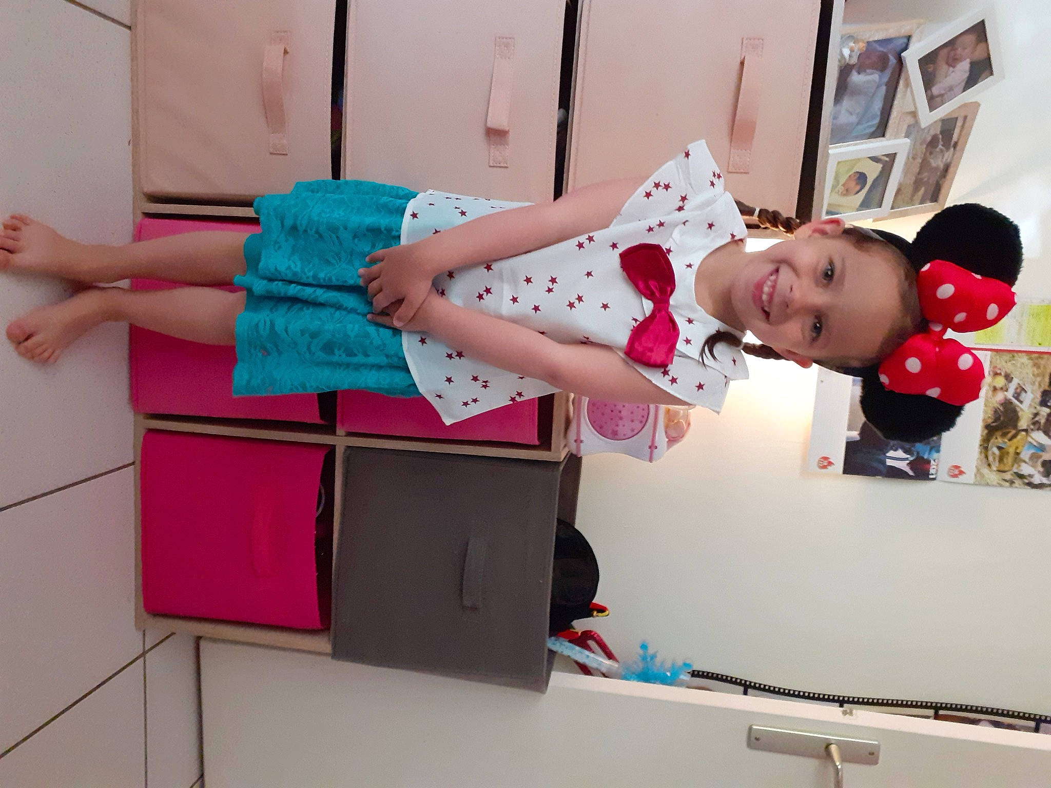 émilie participe au concours pour gagner de l'argent avec cette photo : art, child, design, dress, fashion, fashion_design, fun, happy, human_leg, joint, joy, magenta, peach, person, pink, product, room, sandal, smile, toddler