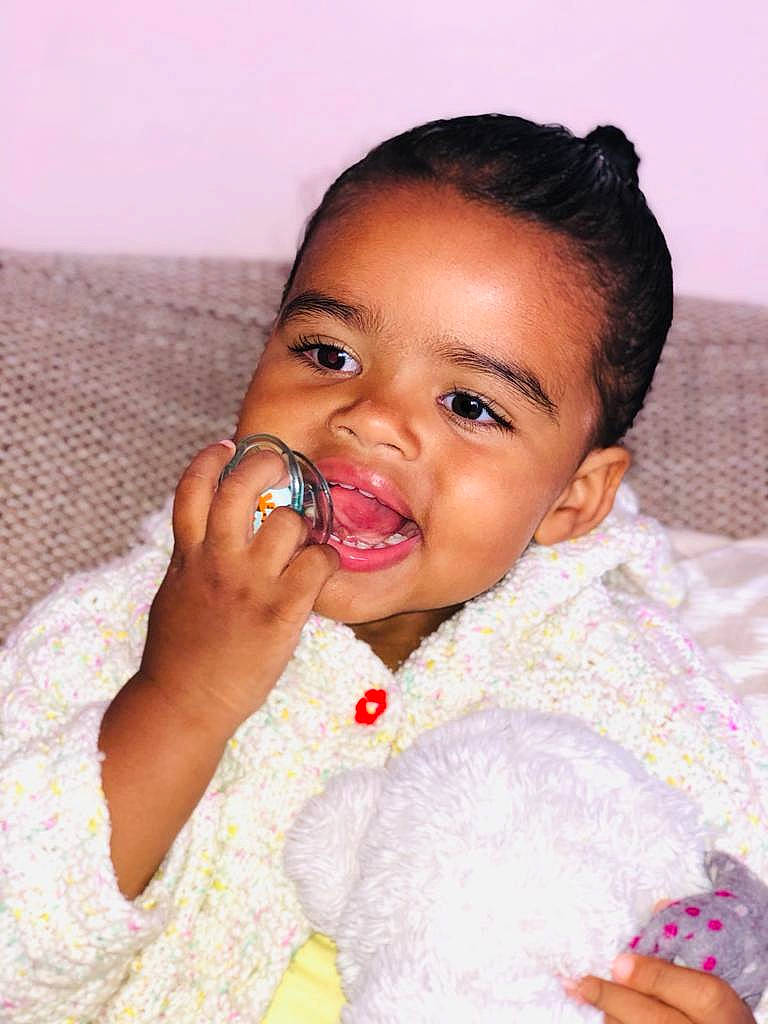 Melia a rejoint le concours — aidez-le/la à gagner de superbes lots ! baby_toddler_clothing, cheek, ear, eyebrow, eyelash, face, finger, fun, gesture, hair, hand, happy, head, iris, lip, nose, person, skin, smile, toddler