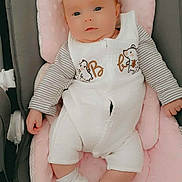 Manaé a rejoint le concours — aidez-le/la à gagner de superbes lots ! baby, infant, child, pink_cushion, white_outfit, striped_sleeves, booties, face, eyes, hands, legs, car_seat, soft_toys, cute, comfortable, indoor, portrait, newborn, clothing, baby_accessories