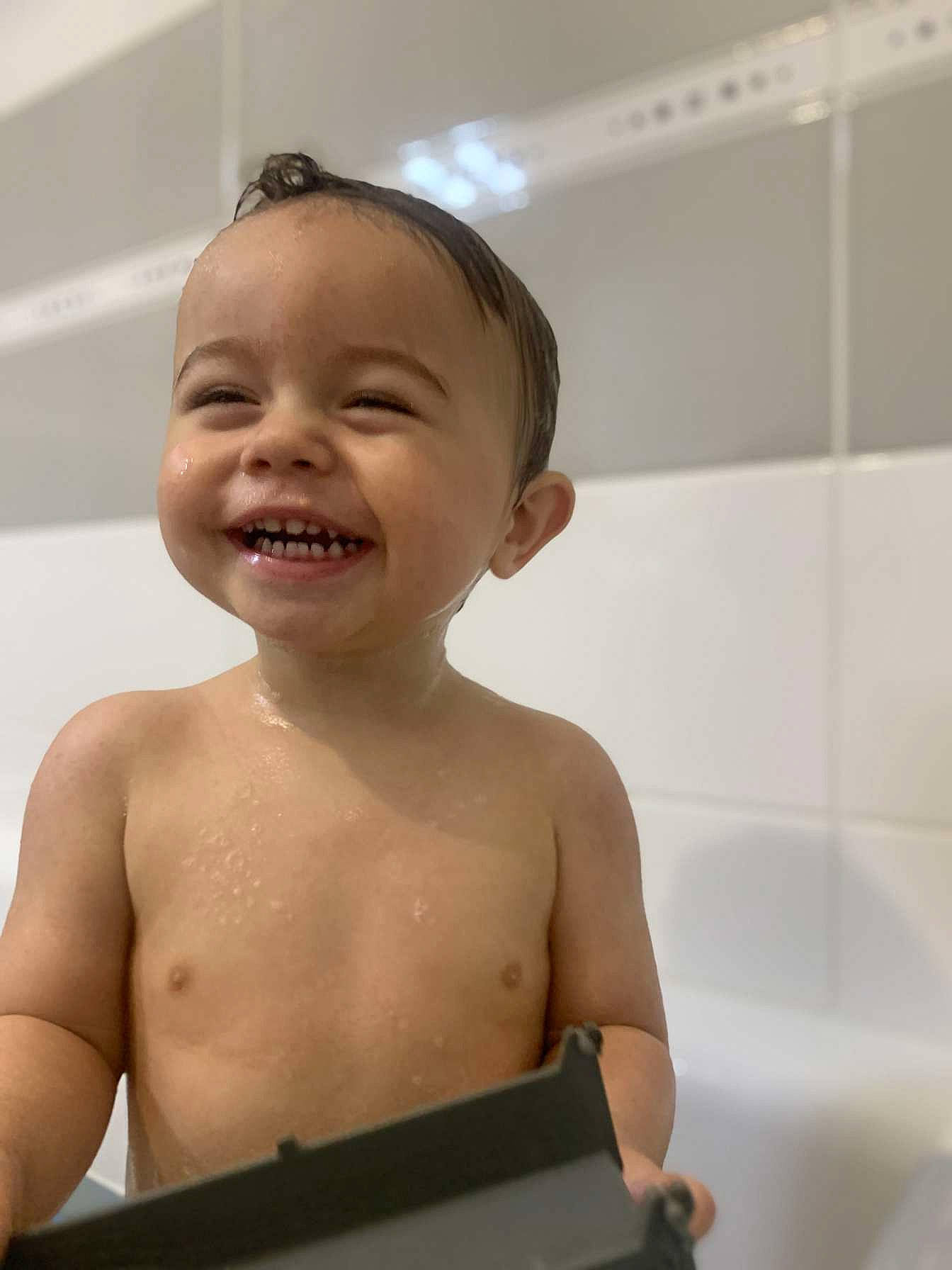 Keyden participe au concours pour gagner de l'argent avec cette photo : baby_bathing, bathing, bathroom, bathtub, cheek, chest, chin, ear, eyebrow, fun, happy, jaw, joy, neck, nose, person, plumbing, skin, smile, toddler