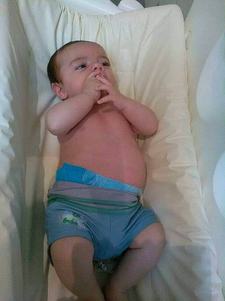 Tiago participe au concours pour gagner de l'argent avec cette photo : abdomen, arm, baby, cheek, child, diaper, eye, leg, mouth, muscle, person, skin, stomach, toddler, trunk