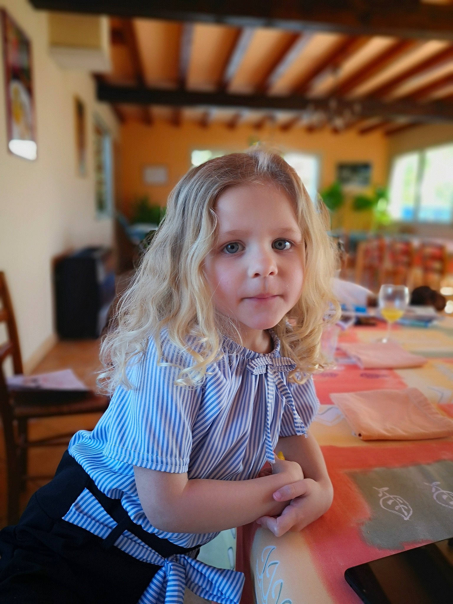 Melyne participe au concours pour gagner de l'argent avec cette photo : blond, child, face, long_hair, person, photography, room, sitting, toddler, vacation