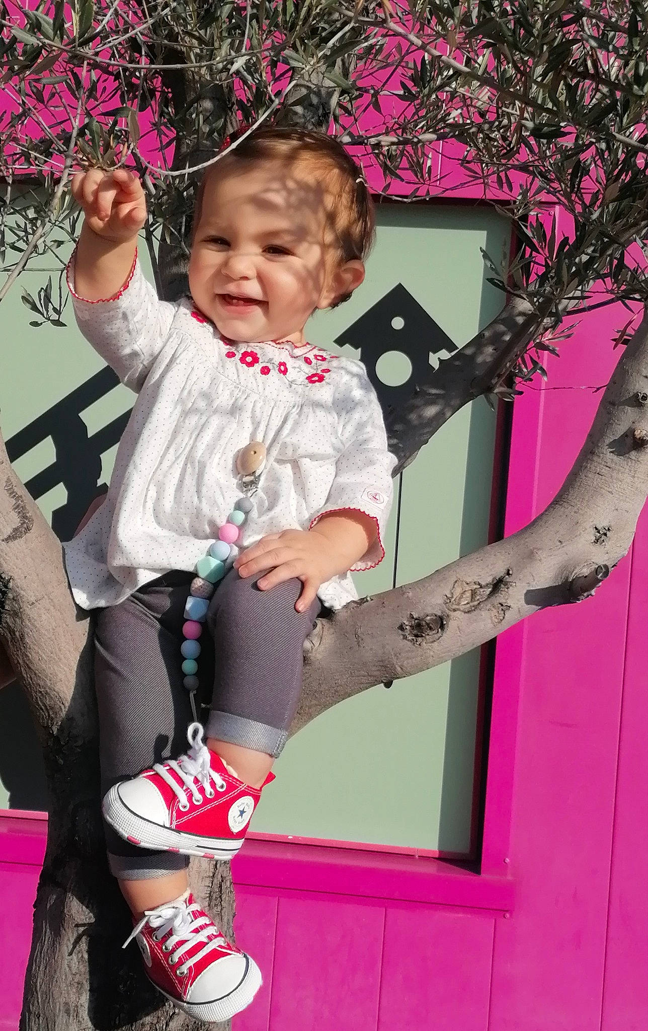 Clémence a rejoint le concours — aidez-le/la à gagner de superbes lots ! child, child_model, leg, magenta, person, pink, smile, toddler