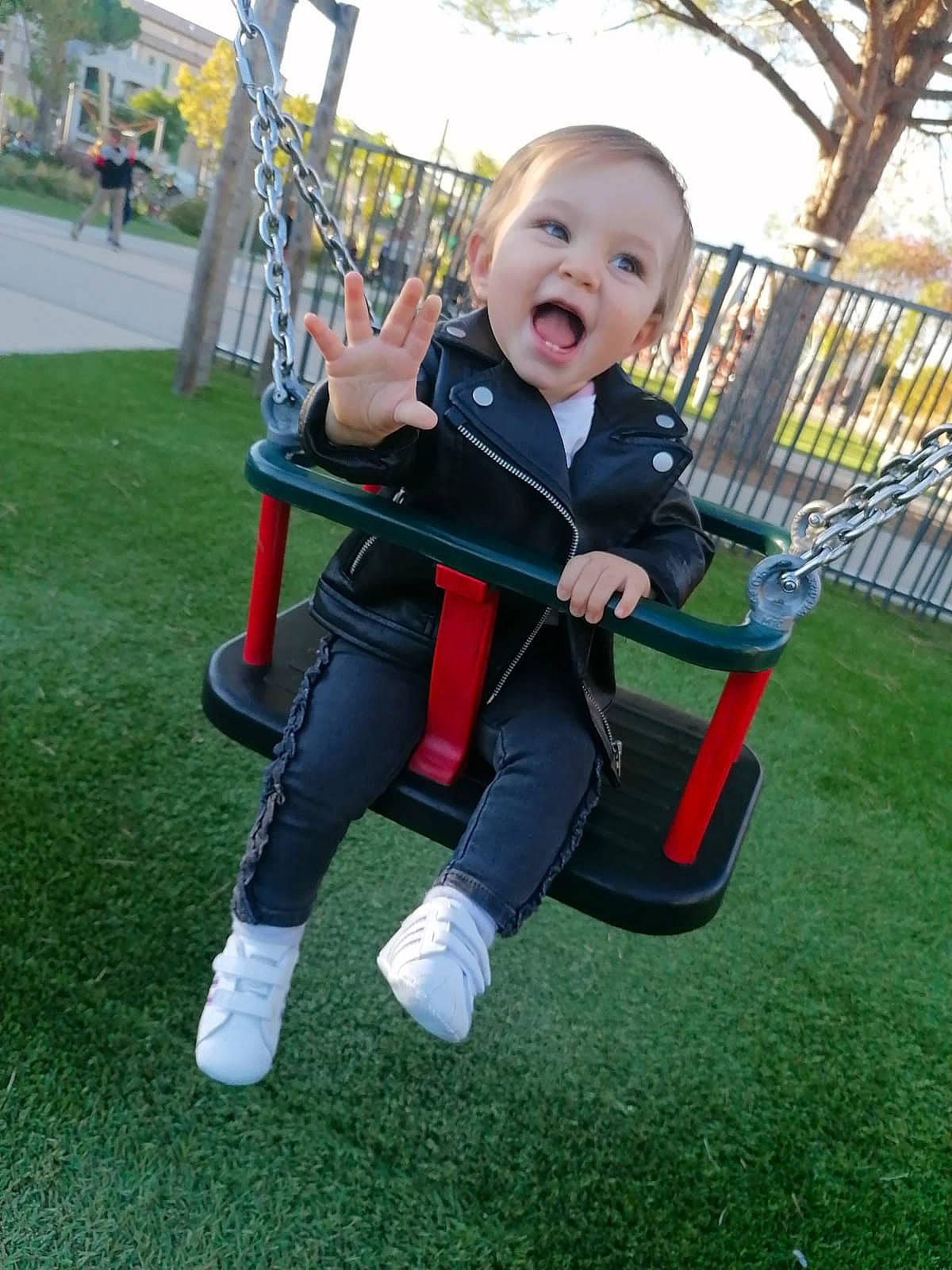 Clémence participe au concours pour gagner de l'argent avec cette photo : baby, baby_products, child, grass, outdoor_play_equipment, person, play, playground, product, public_space, recreation, swing, toddler