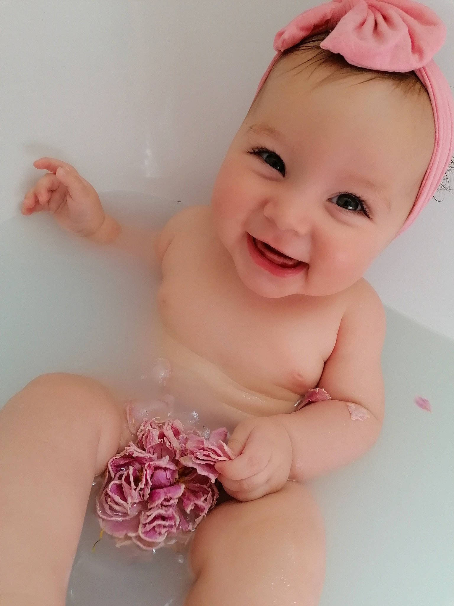 Clémence participe au concours pour gagner de l'argent avec cette photo : baby, baby_bloomers, baby_products, baby_toddler_clothing, bathing, bathtub, cheek, child, costume_accessory, fashion_accessory, hair_accessory, hand, headband, headgear, headpiece, person, pink, product, skin, smile